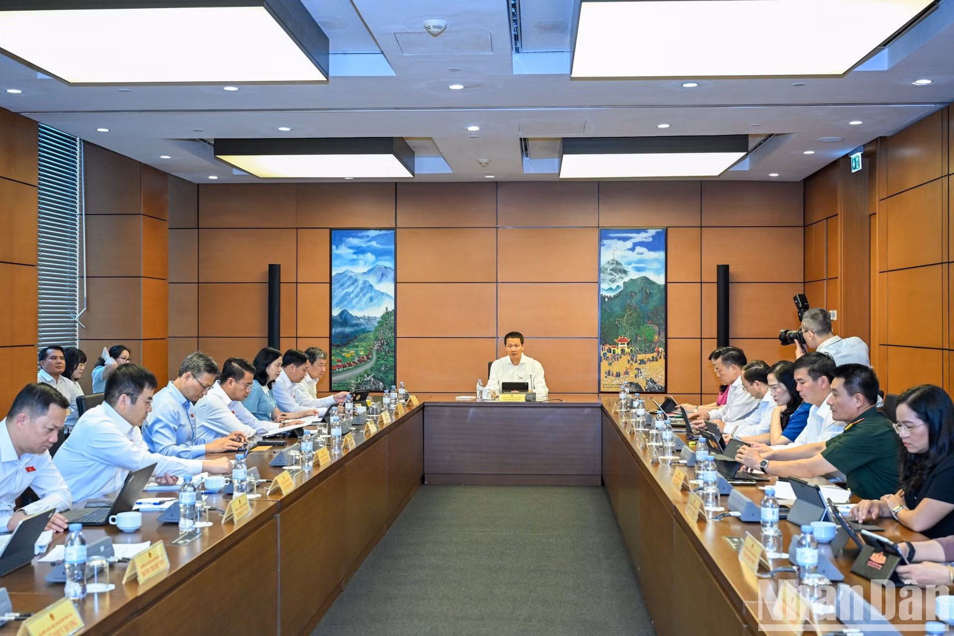 Los diputados del Grupo 6, integrados por la delegación de la ciudad de Dong Nai y la provincia de Thai Nguyen, debaten en grupo.