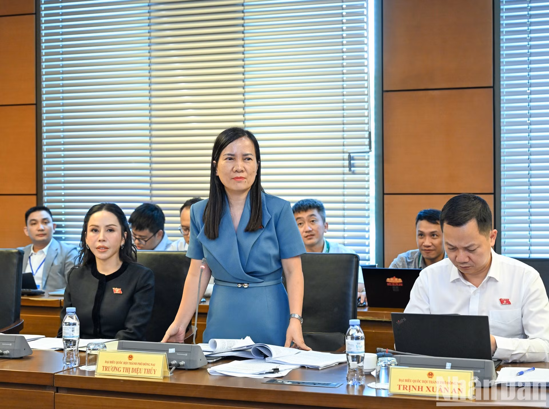 La diputada de la ciudad de Dong Nai, Truong Thi Dieu Thuy, presenta su opinión.