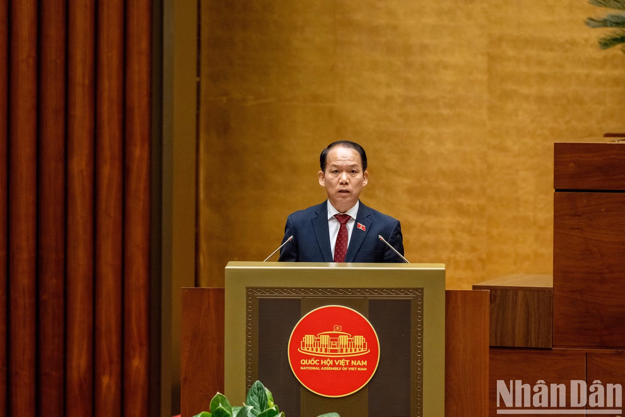 El ministro de Justicia, Hoang Thanh Tung, presenta dos proyectos sobre la Ley revisada sobre Divulgación de Documentos Jurídicos y Educación Legal y la de Responsabilidad del Estado en Materia de Indemnizaciones y la de Publicaciones.