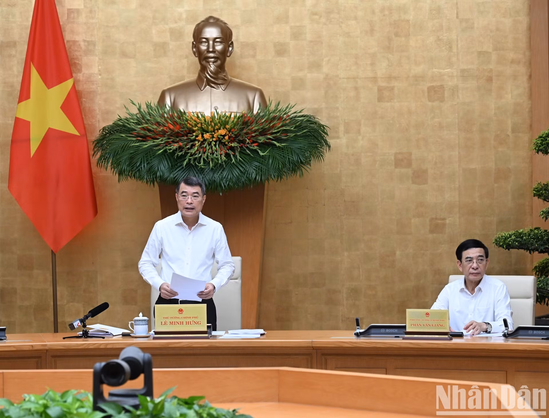 [Foto] Premier de Vietnam dirige la reunión ordinaria del Gobierno correspondiente a julio 