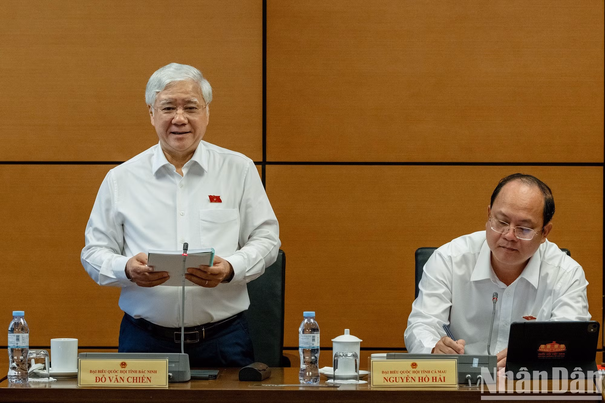 El subtitular permanente de la Asamblea Nacional de Vietnam, Do Van Chien, habla en el debate.