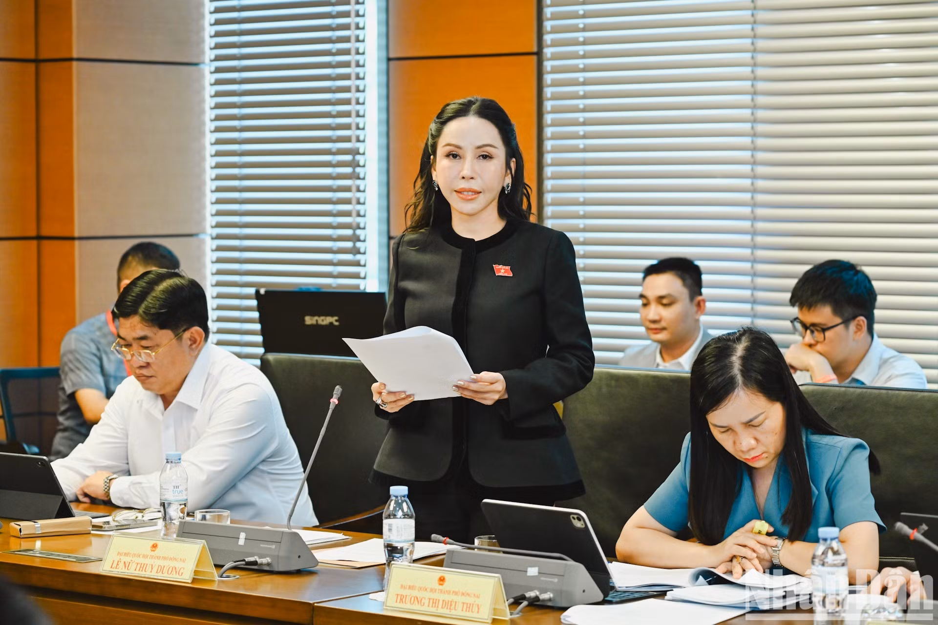 La diputada de la ciudad de Dong Nai, Le Nu Thuy Duong, presenta su opinión.