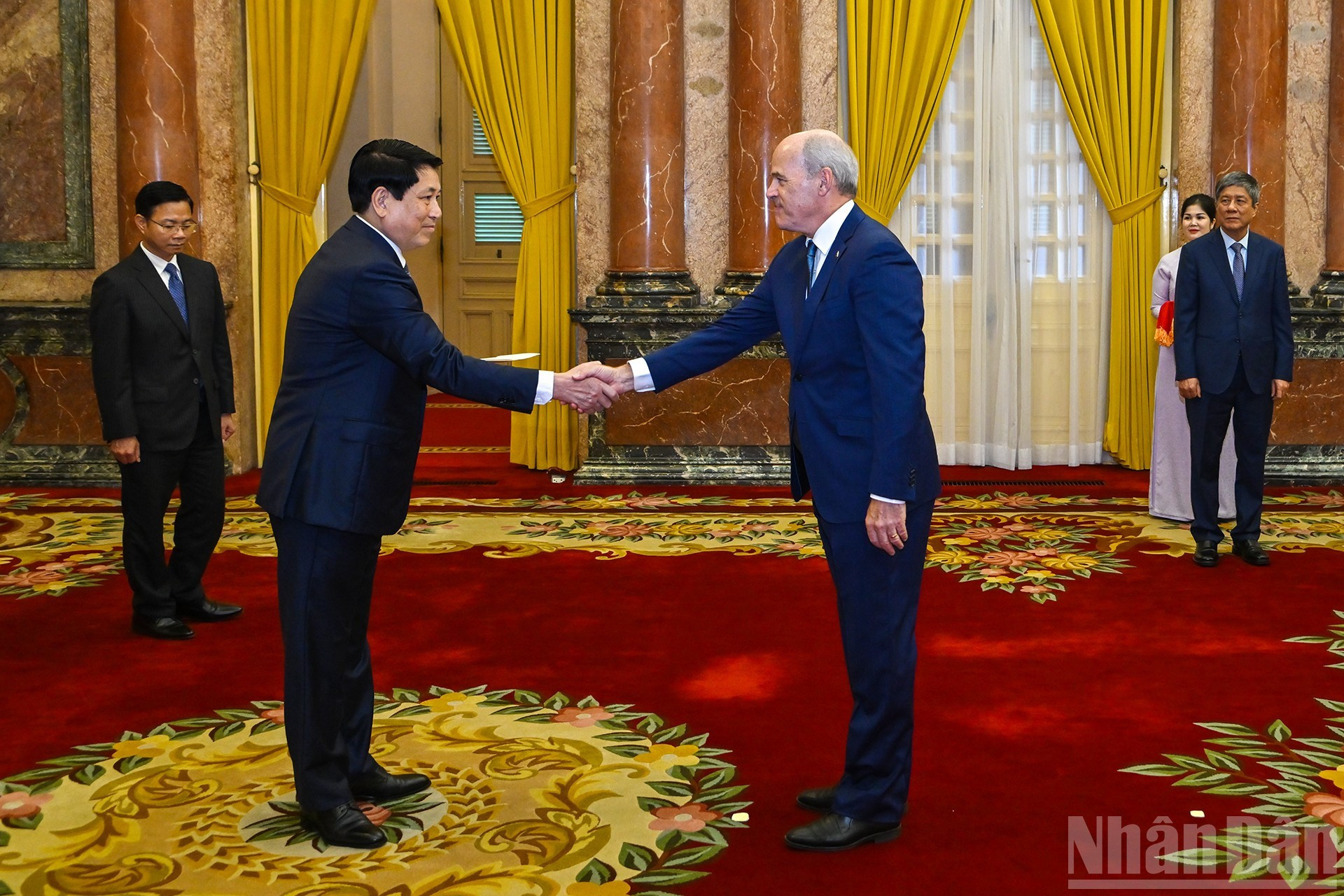 El presidente de Vietnam, Luong Cuong, recibe cartas credenciales del embajador de Canadá, James Nickel. El presidente de Vietnam, Luong Cuong, recibe cartas credenciales del embajador de Canadá, James Nickel.