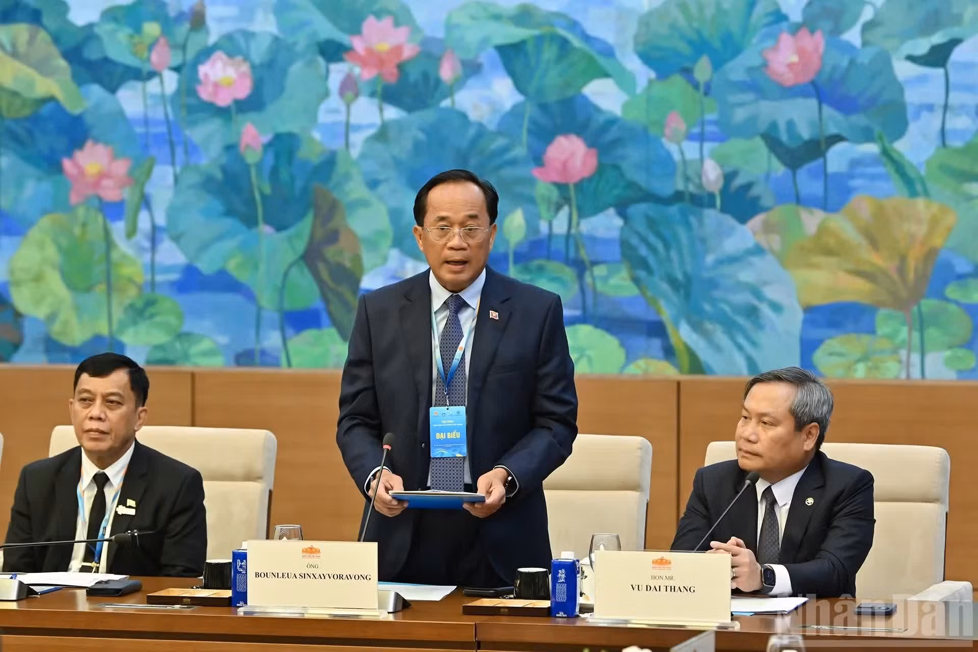 El presidente del Comité del Gobierno de la provincia laosiana de Luang Prabang, Bounleua Sinxayvoravong, pronuncia un discurso en la recepción.