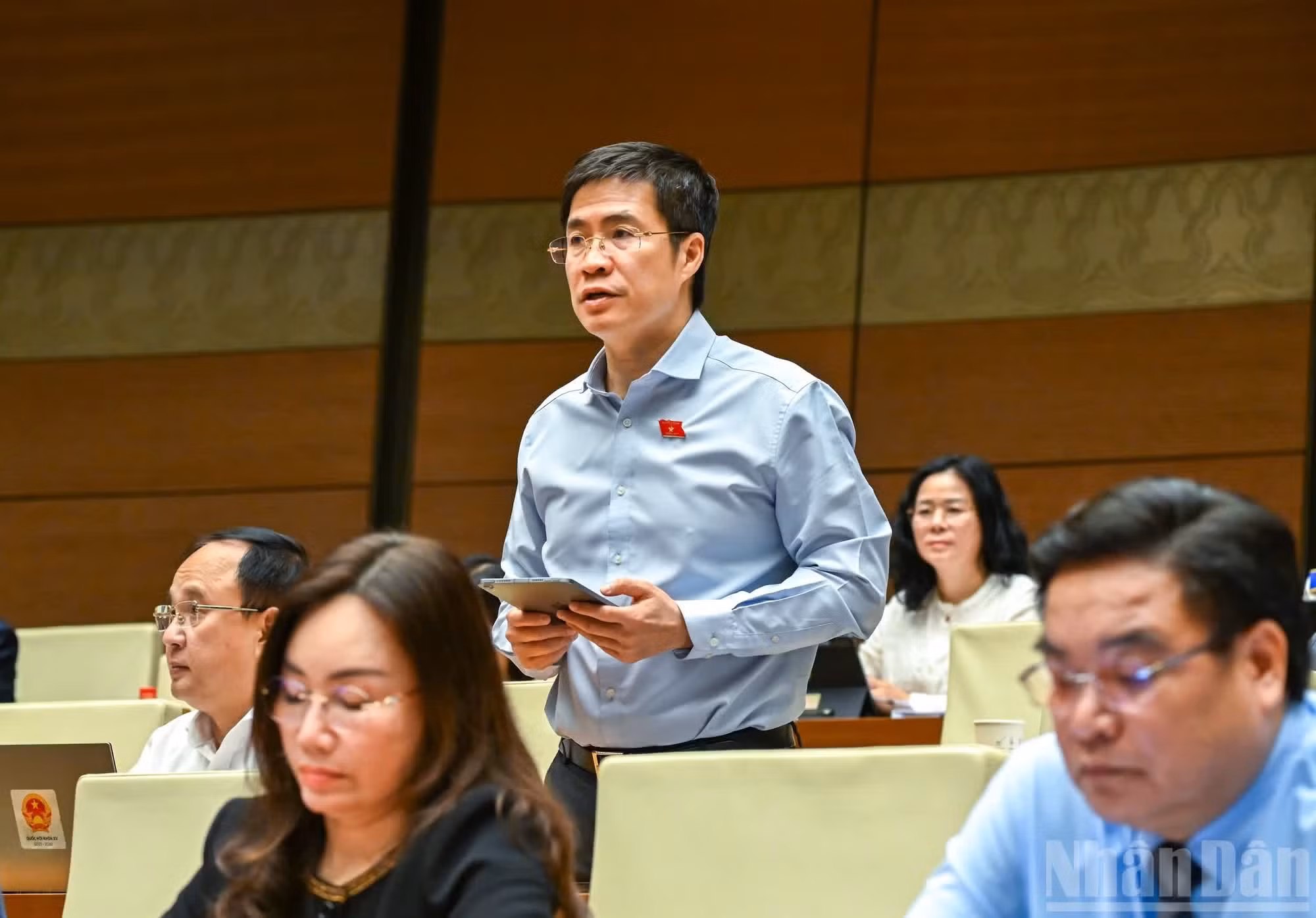 El diputado de la provincia de Nghe An, Hoang Minh Hieu, presenta su opinión.