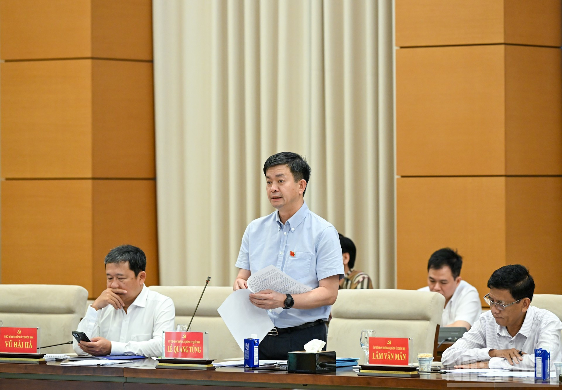 El secretario general de la Asamblea Nacional y jefe de la Oficina Parlamentaria, Le Quang Tung, presenta su opinión. El secretario general de la Asamblea Nacional y jefe de la Oficina Parlamentaria, Le Quang Tung, presenta su opinión.