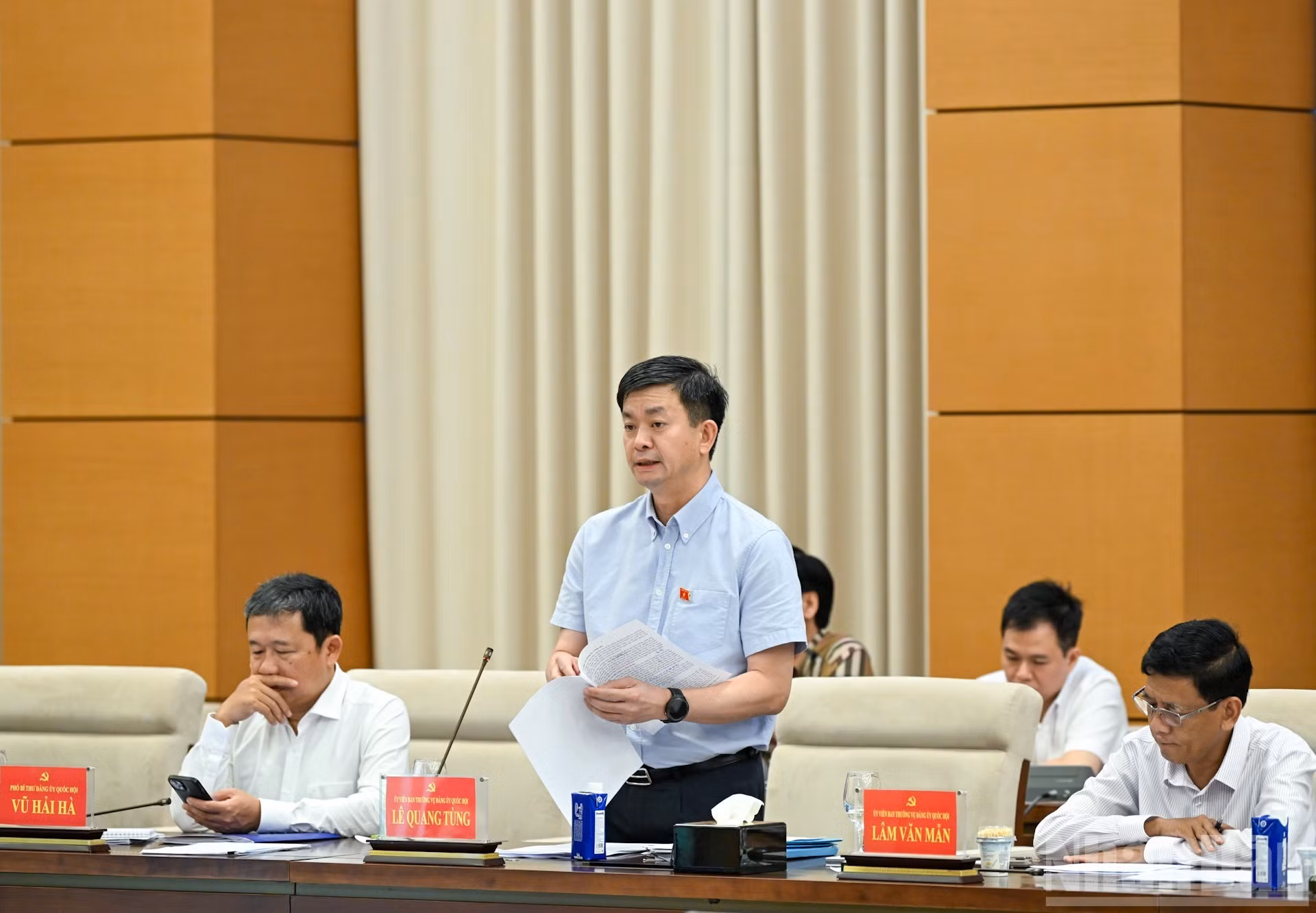 El secretario general de la Asamblea Nacional y jefe de la Oficina Parlamentaria, Le Quang Tung, presenta su opinión.