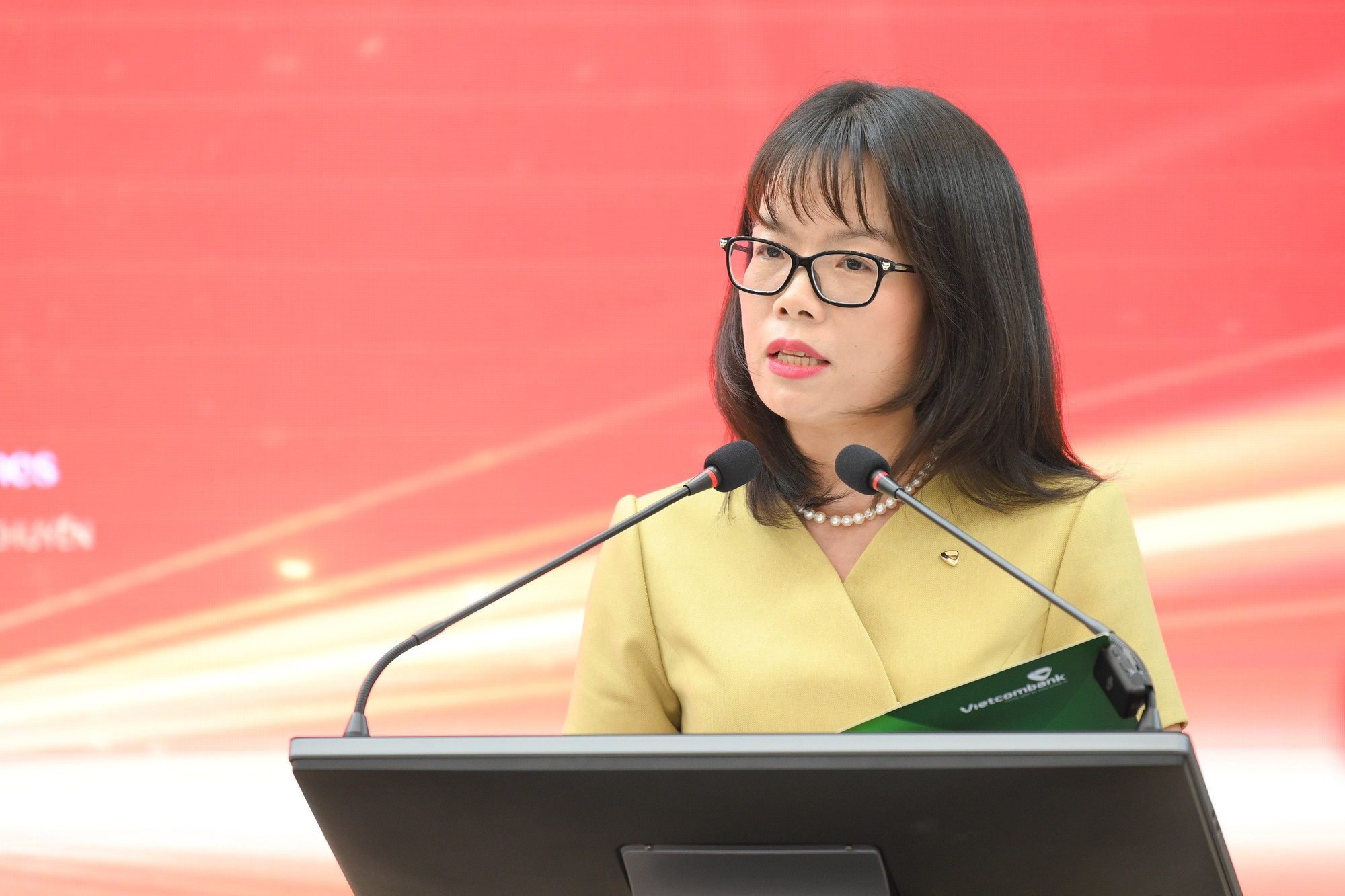 Doan Hong Nhung, directora del Departamento de Banca Minorista del Banco del Comercio Exterior de Vietnam, Vietcombank, que es la marca que acompaña la caminata nacional "Avanzamos con Vietnam" . Doan Hong Nhung, directora del Departamento de Banca Minorista del Banco del Comercio Exterior de Vietnam, Vietcombank, que es la marca que acompaña la caminata nacional "Avanzamos con Vietnam" .