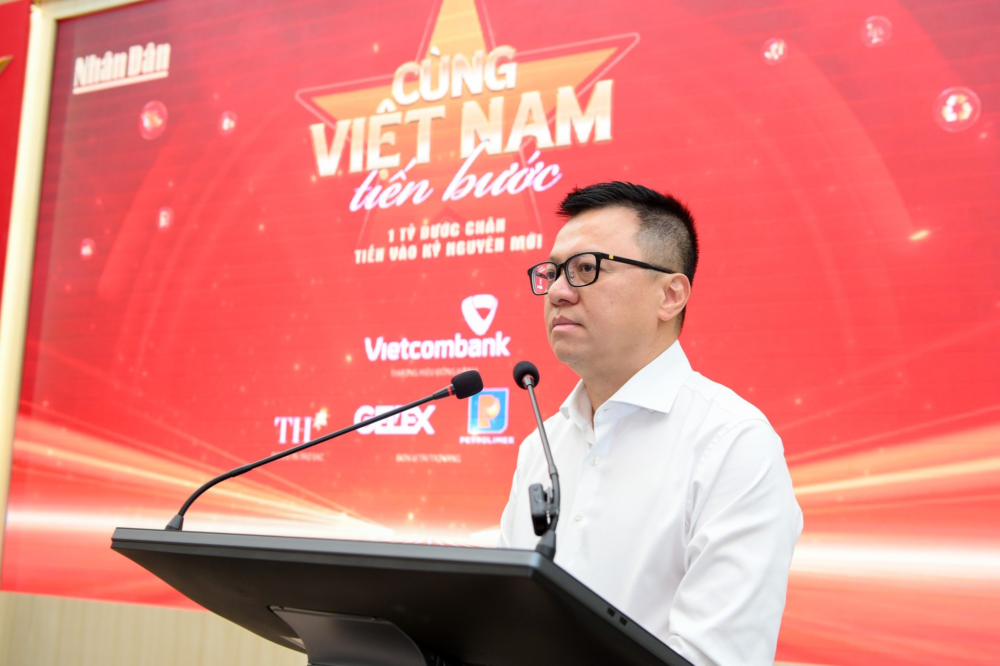 El presidente-editor del periódico Nhan Dan, Le Quoc Minh, habla en la cita. El presidente-editor del periódico Nhan Dan, Le Quoc Minh, habla en la cita.