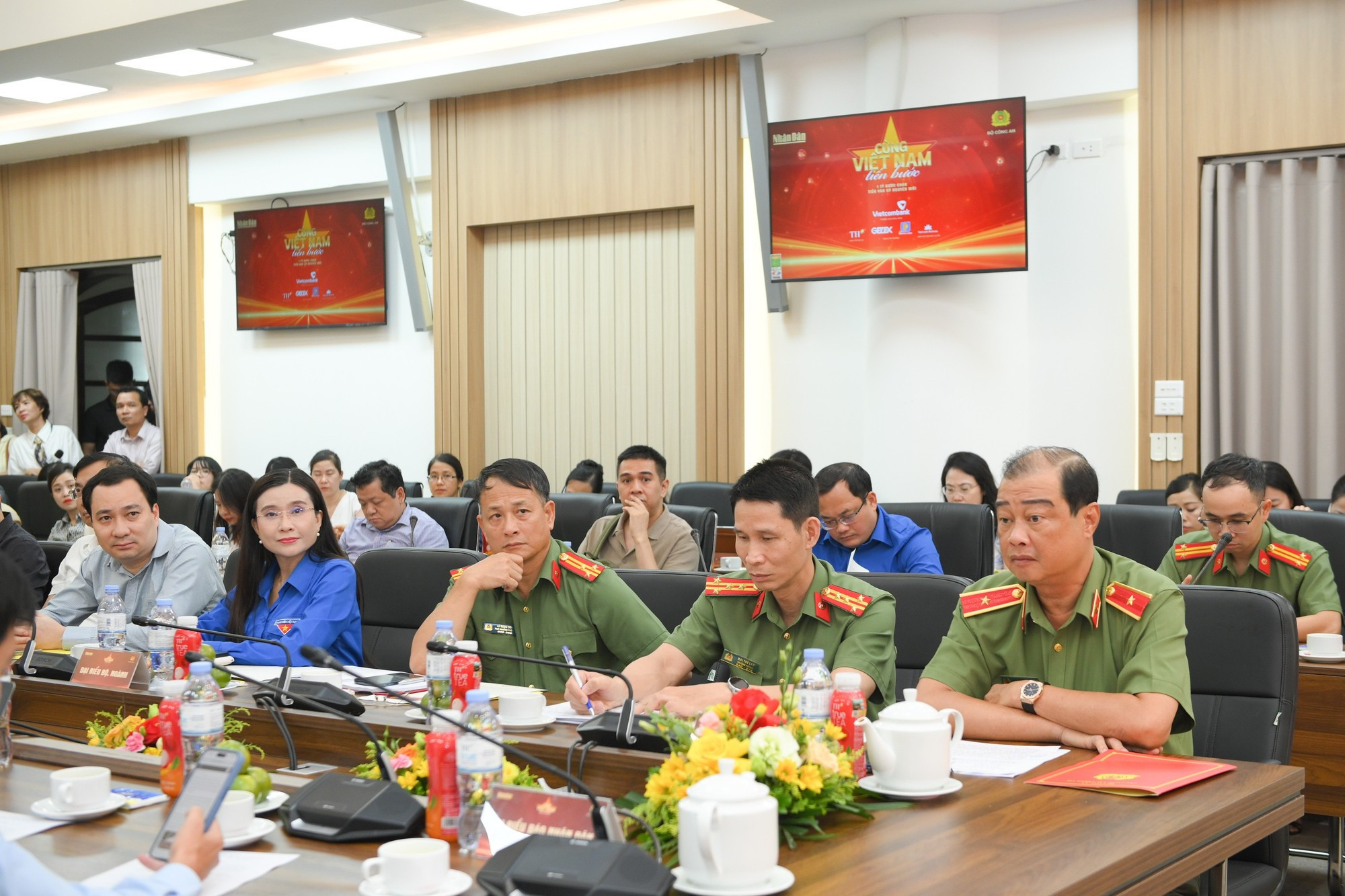 El presidente-editor del diario, Le Quoc Minh, informa que durante la última semana, en el portal de registro se han registrado aproximadamente 160 millones de pasos, lo que representa 1/7 de la meta deseada. El presidente-editor del diario, Le Quoc Minh, informa que durante la última semana, en el portal de registro se han registrado aproximadamente 160 millones de pasos, lo que representa 1/7 de la meta deseada.