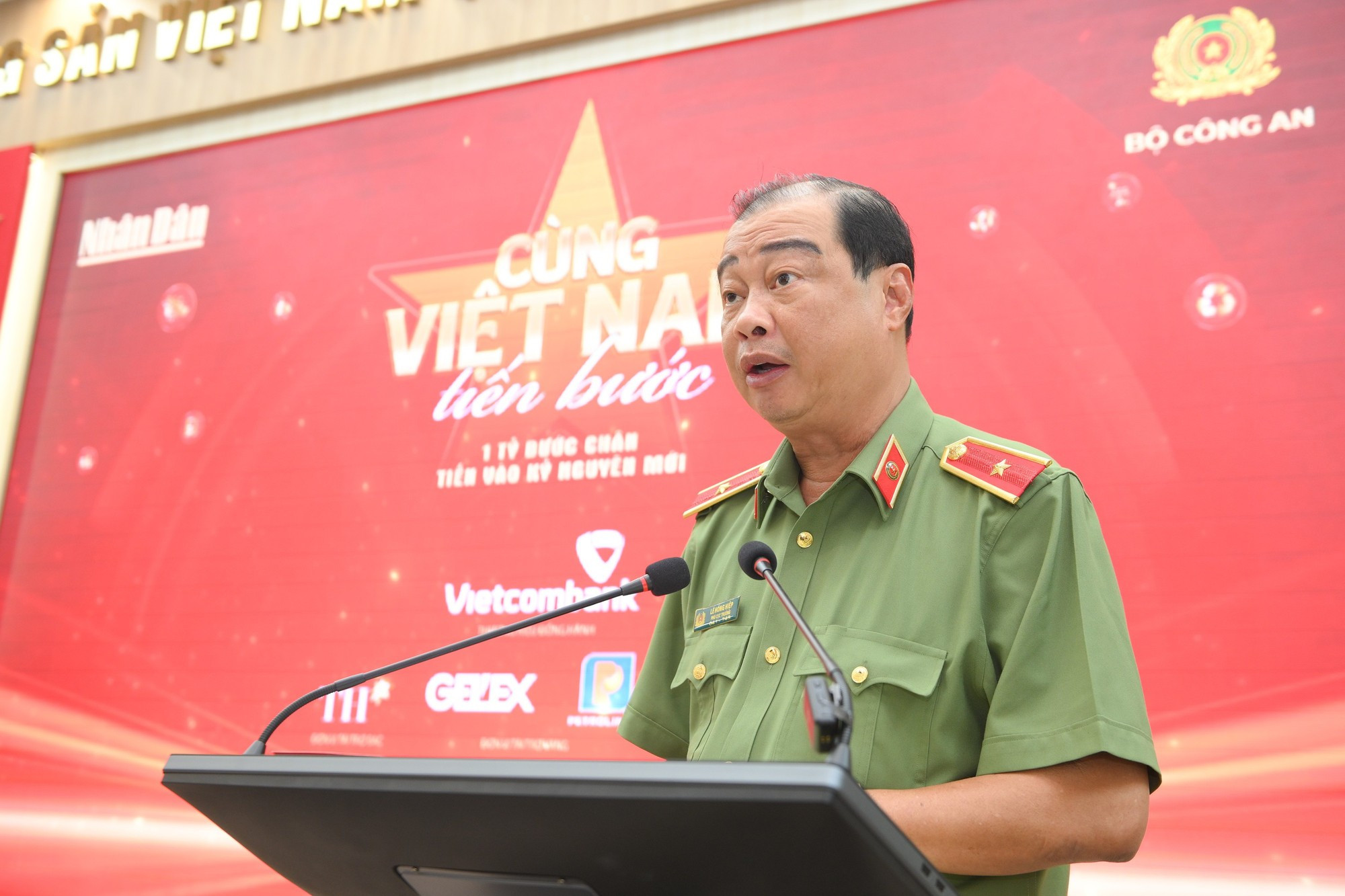 El general de brigada Le Hong Hiep, subjefe del Departamento de Trabajo Político del Ministerio de Seguridad Pública, toma la palabra en la cita. El general de brigada Le Hong Hiep, subjefe del Departamento de Trabajo Político del Ministerio de Seguridad Pública, toma la palabra en la cita.