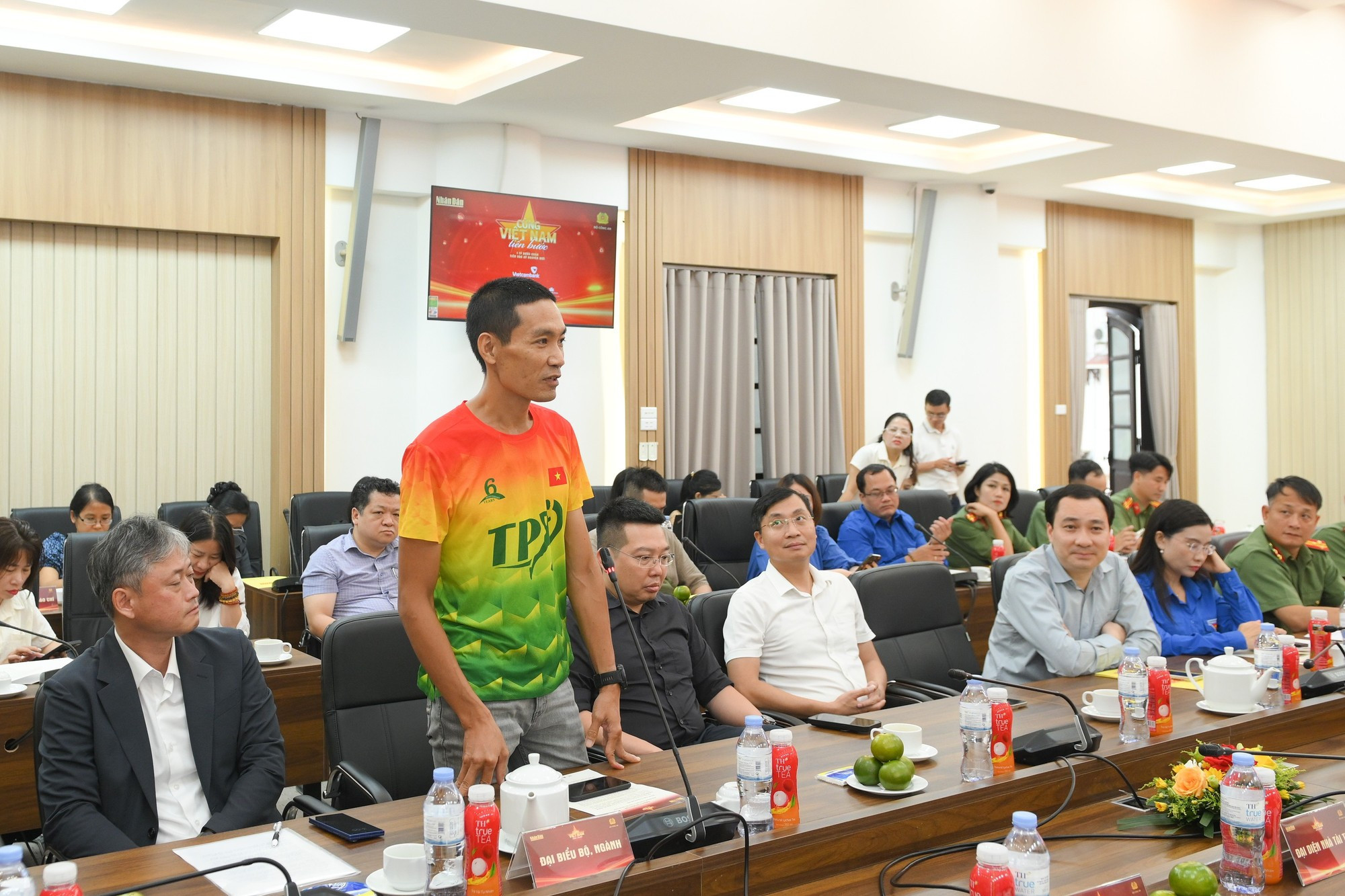 Do Ngoc Duong, presidente del Club de Corredores del Parque Thong Nhat TPR (Reunificación), habla en la cita. Do Ngoc Duong, presidente del Club de Corredores del Parque Thong Nhat TPR (Reunificación), habla en la cita.