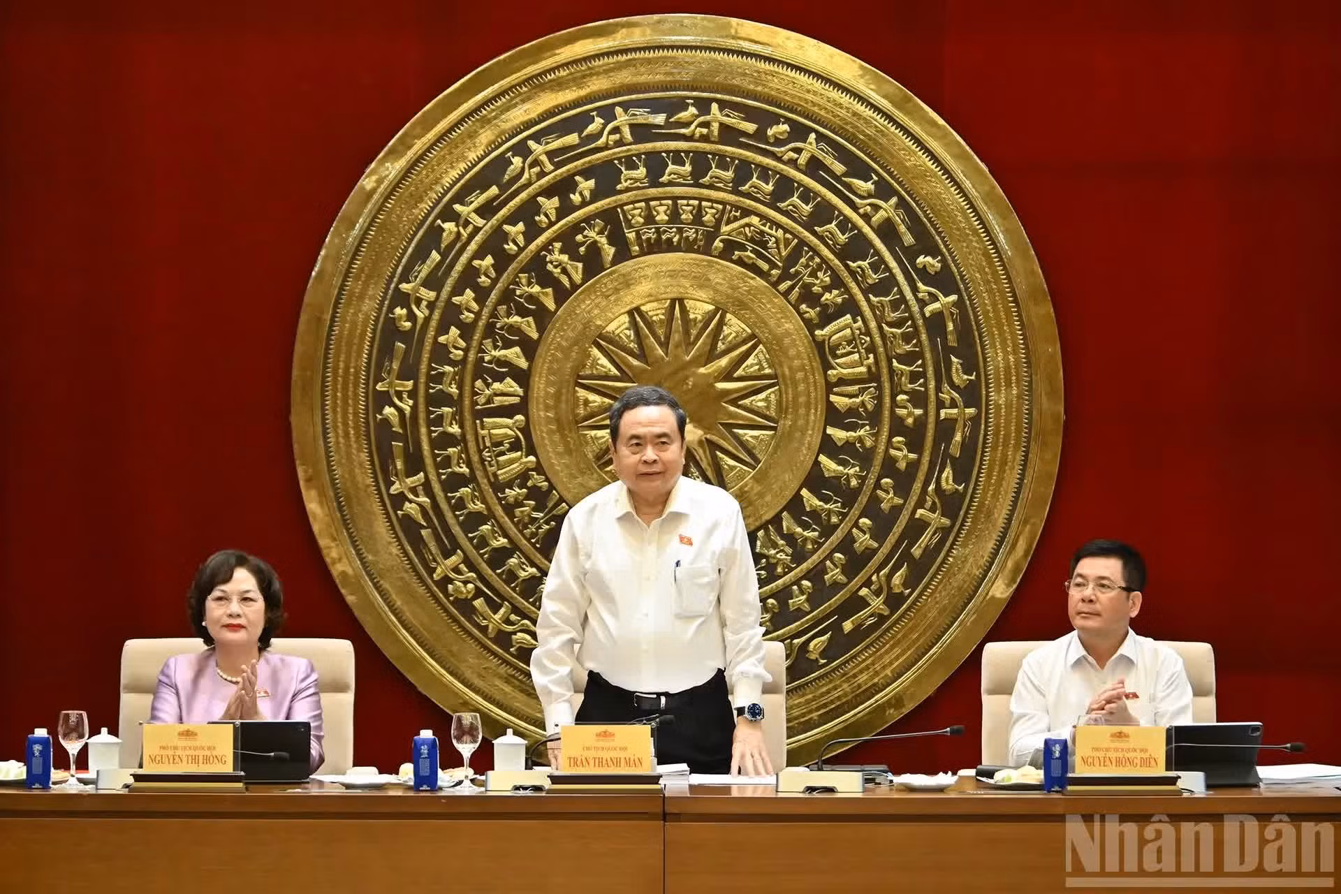 El titular Tran Thanh Man y los vicepresidentes de la ANV, Nguyen Thi Hong y Nguyen Hong Dien, dirigen el encuentro.