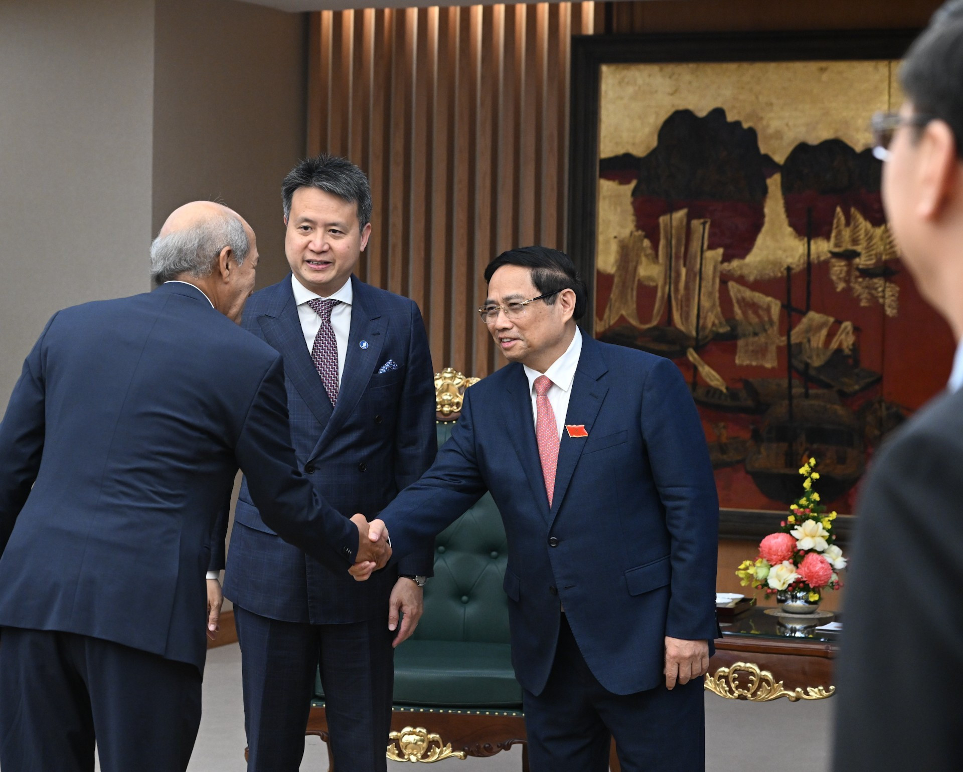 El premier vietnamita Pham Minh Chinh saluda a los asistentes al encuentro.