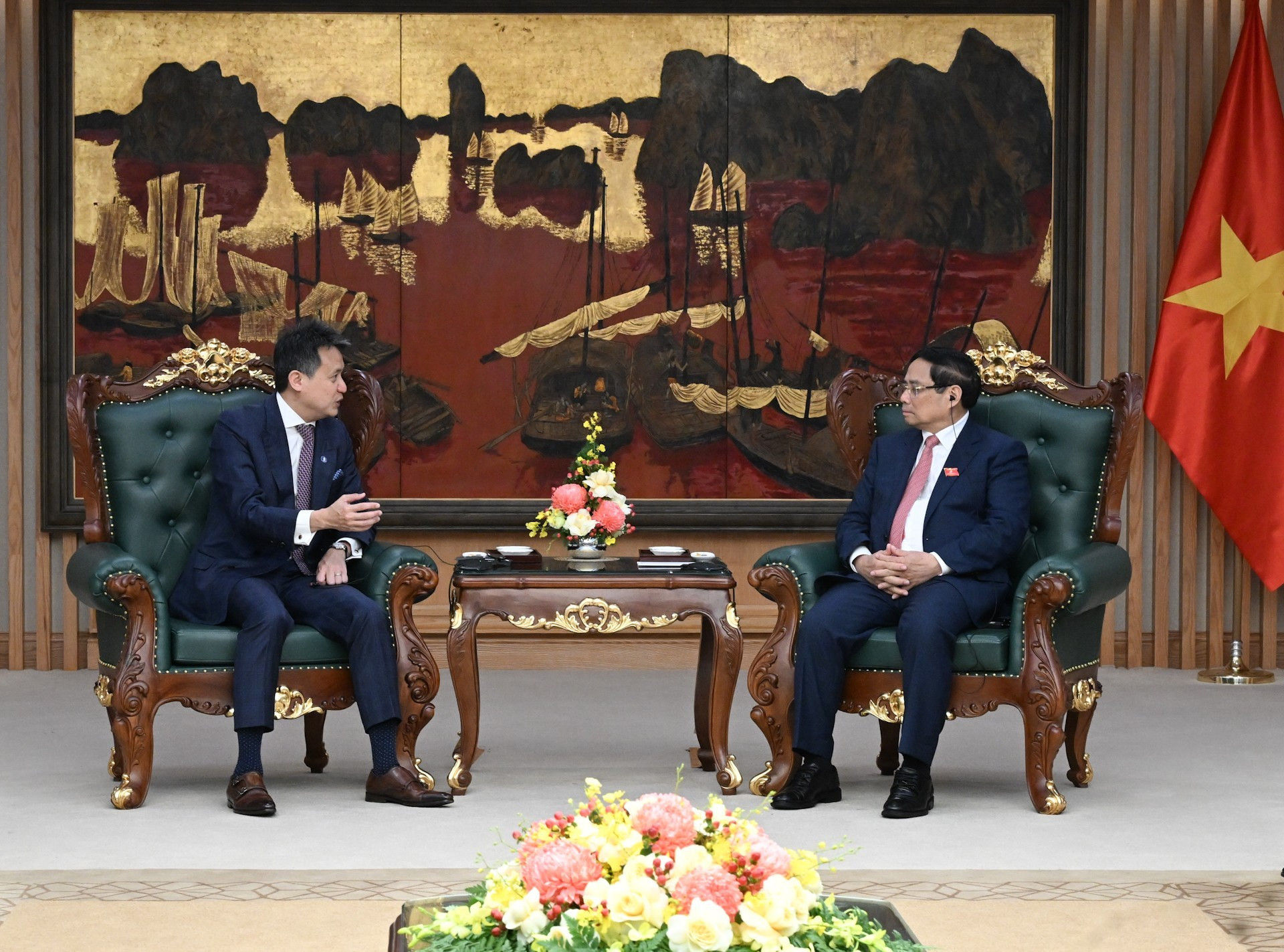 El jefe de Gobierno vietnamita, Pham Minh Chinh, conversa con el director general de la OMPI, Daren Tang.