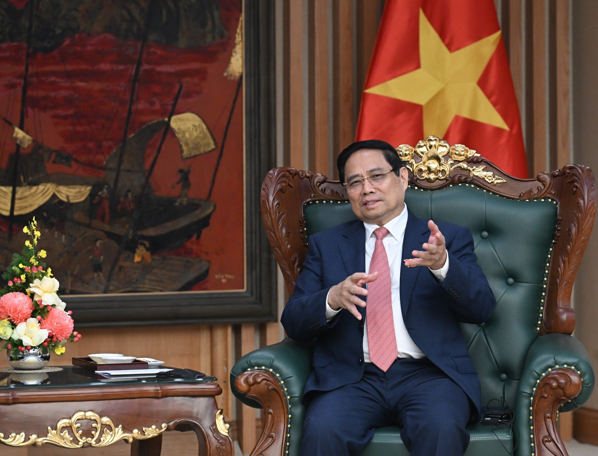 El premier Pham Minh Chinh toma la palabra en la cita.