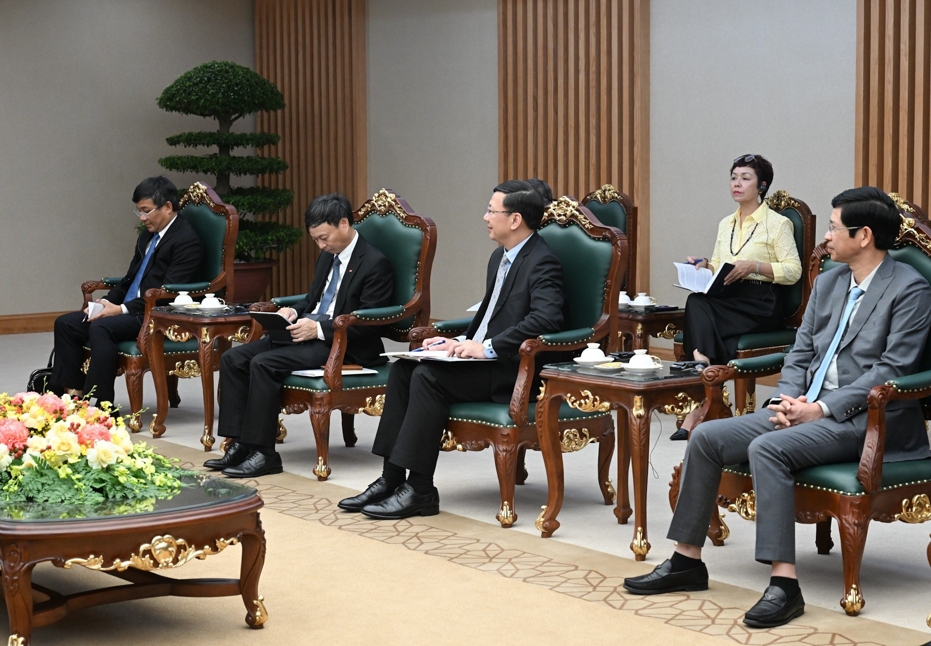 Funcionarios vietnamitas acuden al encuentro.