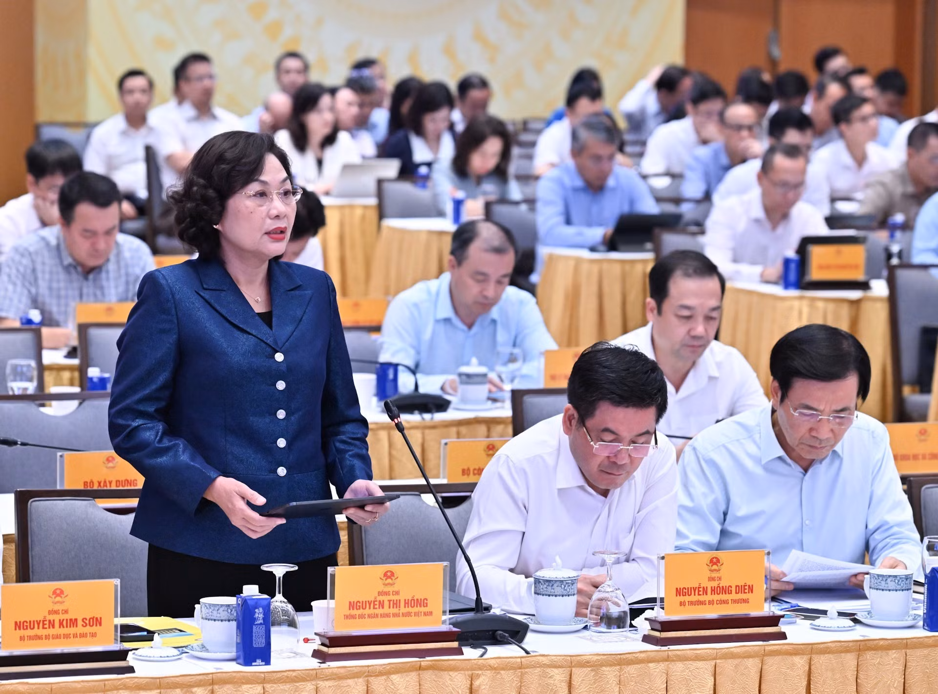 La gobernadora del Banco Estatal de Vietnam, Nguyen Thi Hong, toma la palabra en la cita.