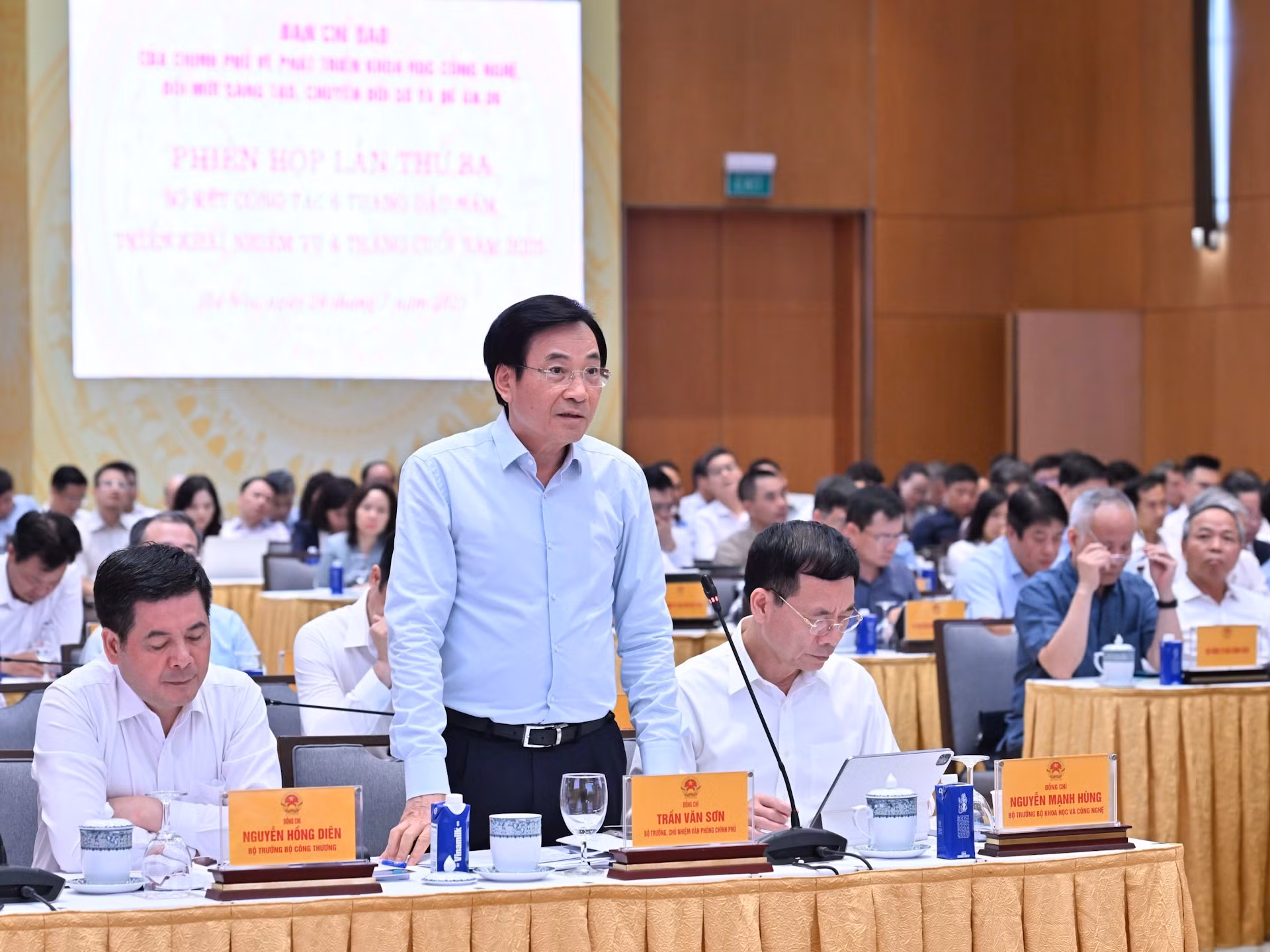 El ministro y jefe de la Oficina del Gobierno de Vietnam, Tran Van Son, presenta un informe.