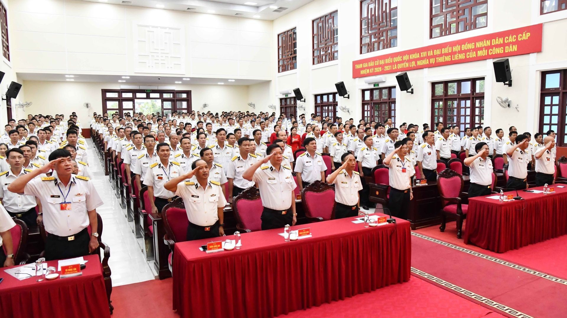 Los oficiales y soldados de la Región Naval 5 realizan la ceremonia de saludo a la bandera nacional en el día de las elecciones.