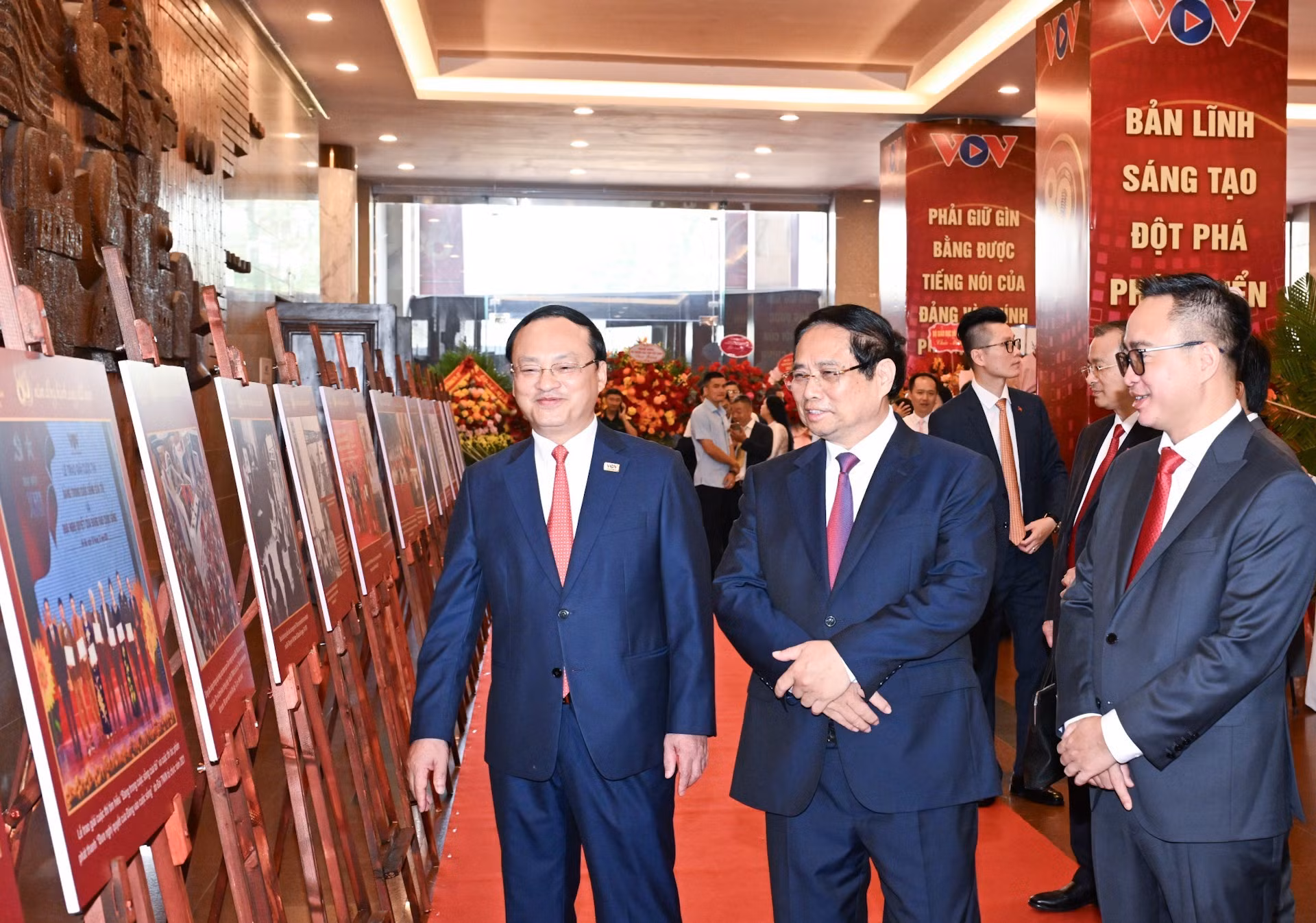 El jefe del gobierno vietnamita Pham Minh Chinh visita una exposición fotográfica sobre la fundación y el desarrollo de la VOV.