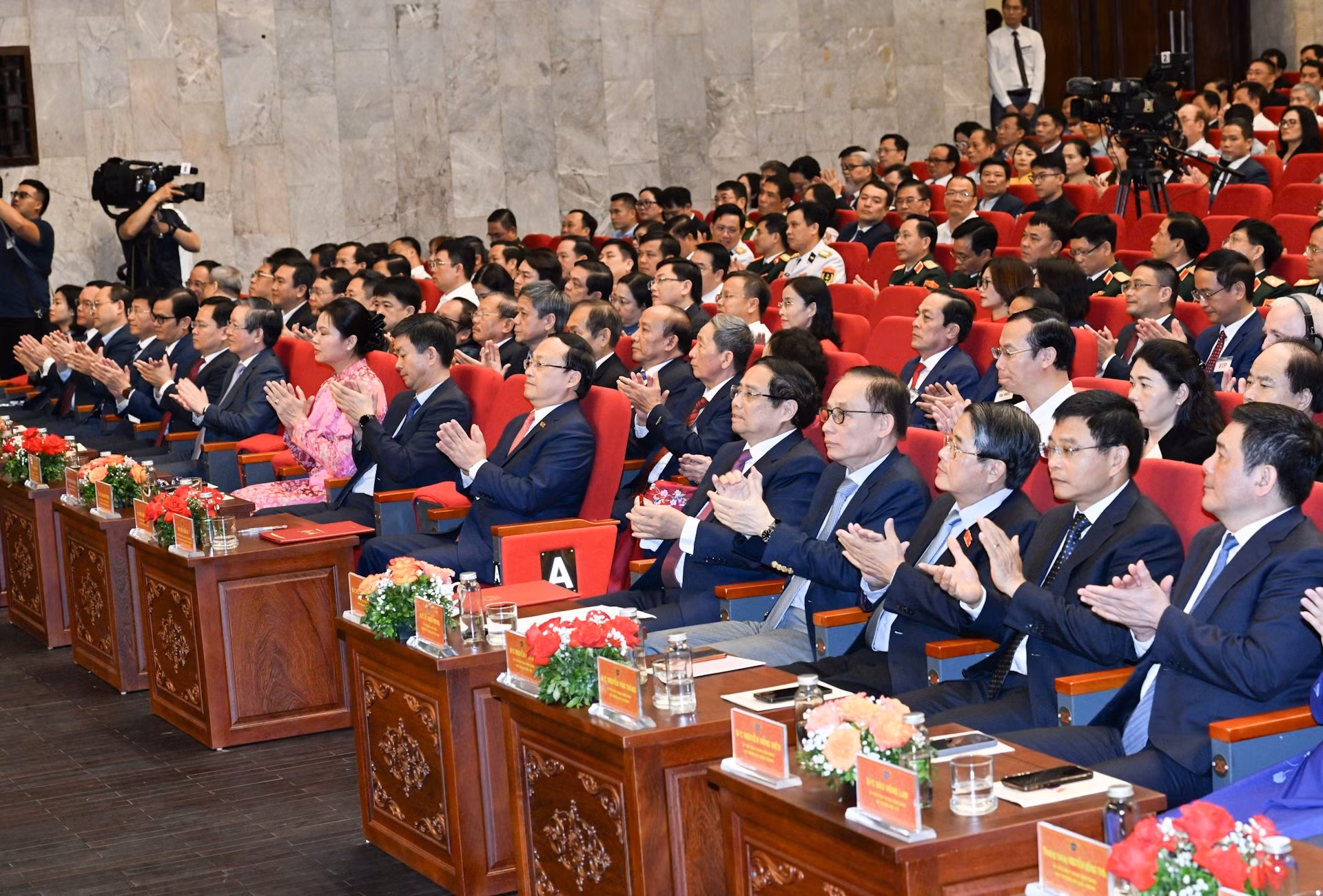 El premier Pham Minh Chinh y los asistentes al acto.
