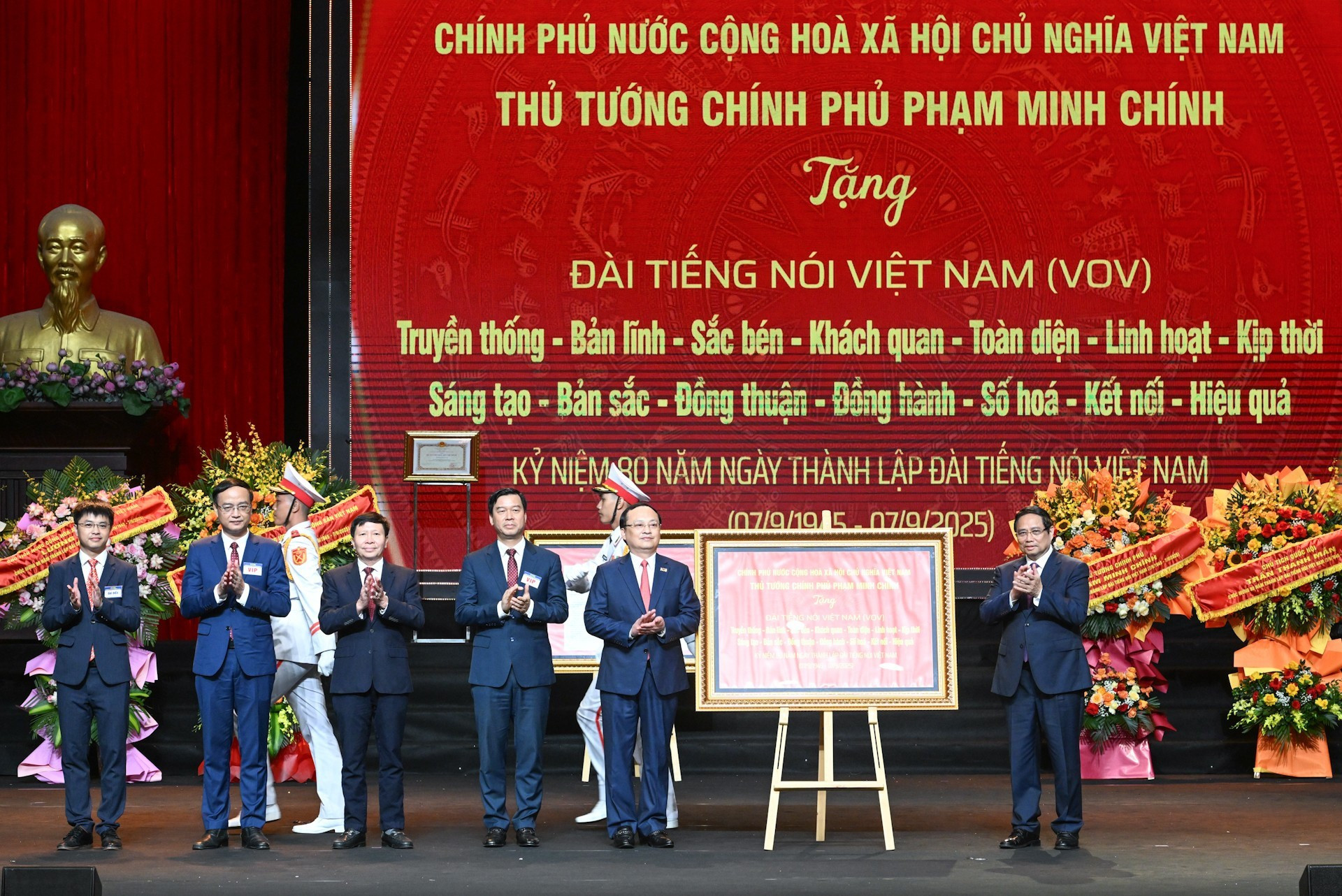 El premier Pham Minh Chinh otorga regalo a la VOV. El premier Pham Minh Chinh otorga regalo a la VOV.