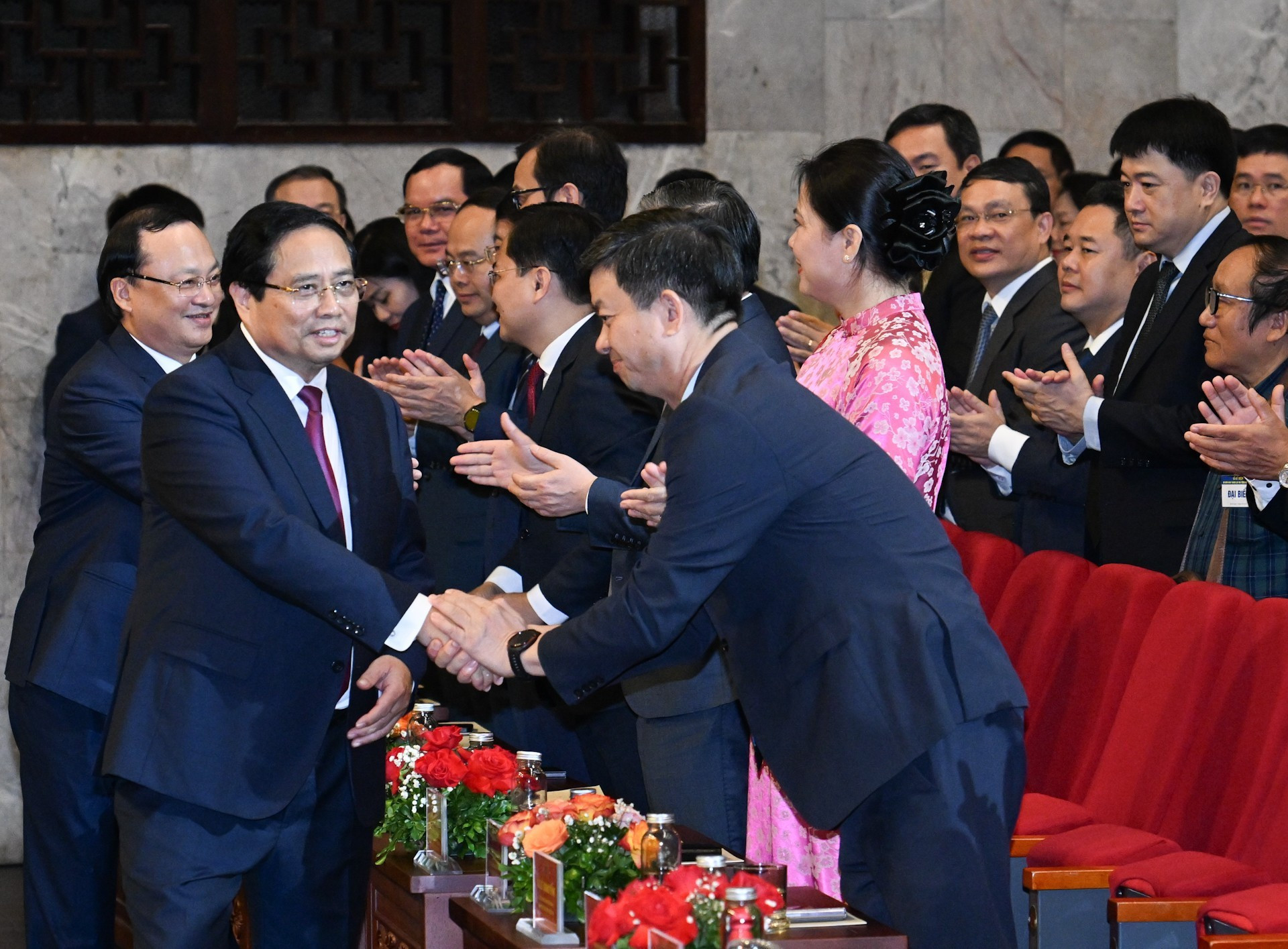 El premier Pham Minh Chinh saluda a los asistentes a la cermonia conmemorativa. El premier Pham Minh Chinh saluda a los asistentes a la cermonia conmemorativa.