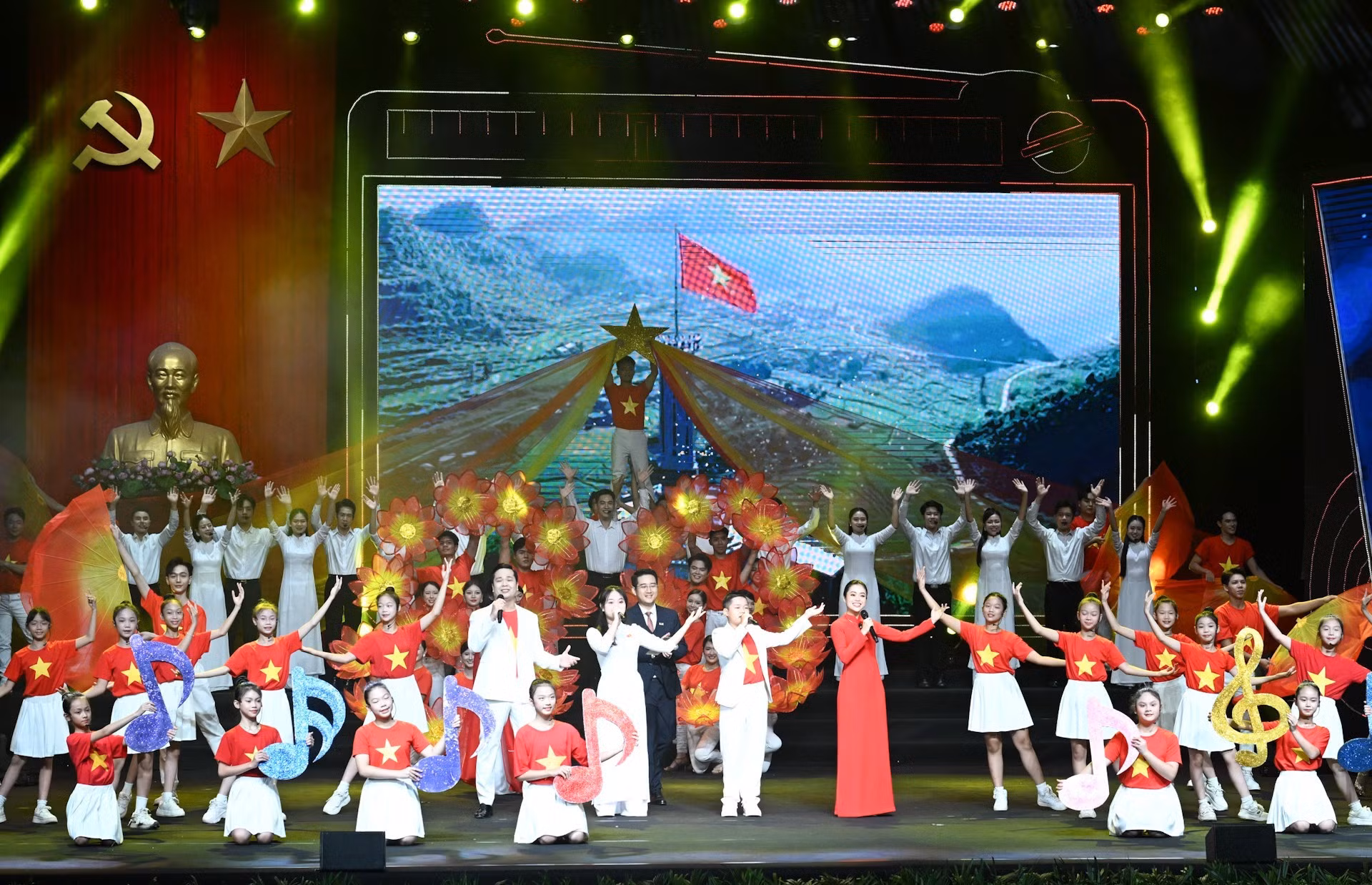 Programa artístico en saludo al 80 aniversario de la fundación de la VOV.