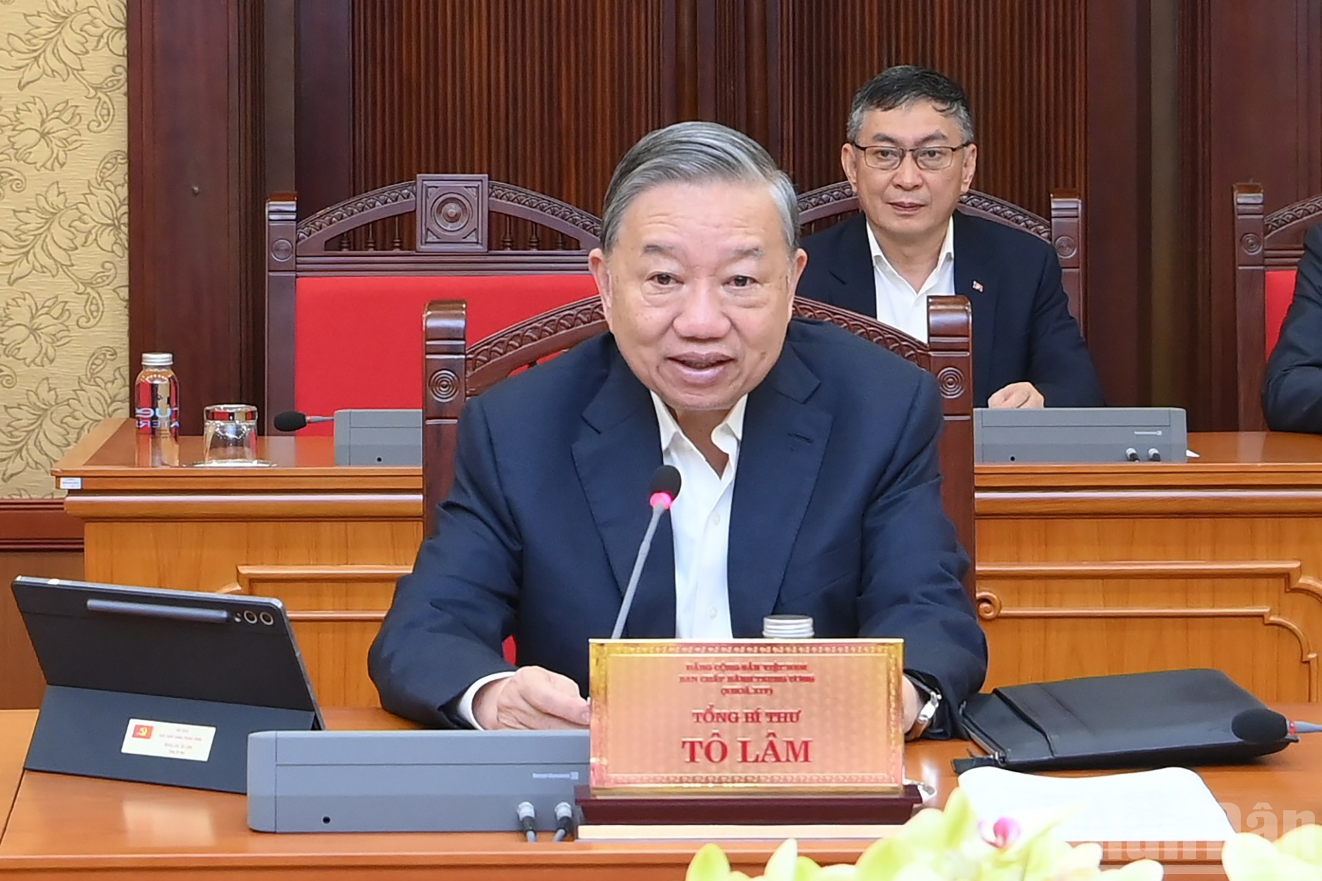 El secretario general To Lam toma la palabra en la reunión.