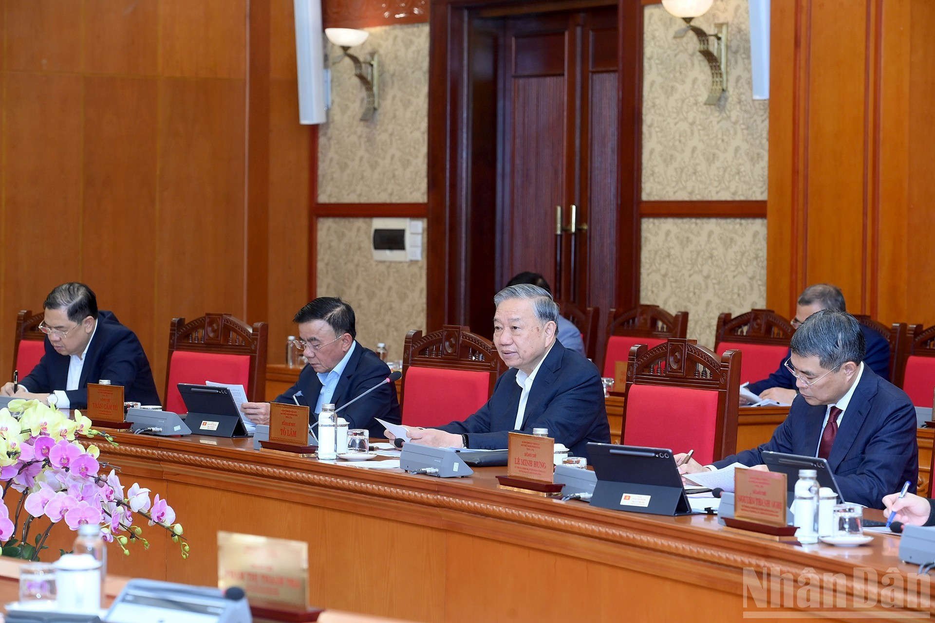 El secretario general To Lam habla en la cita.