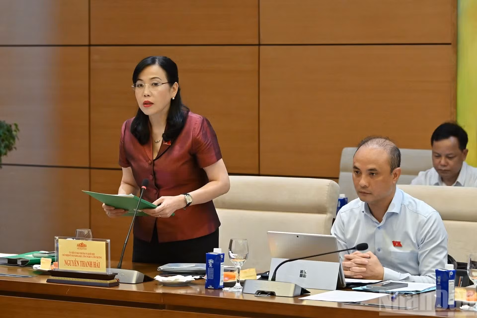 Nguyen Thanh Hai, jefa de la Comisión de Ciencia, Tecnología y Medio Ambiente de la Asamblea Nacional, presenta su opinión.