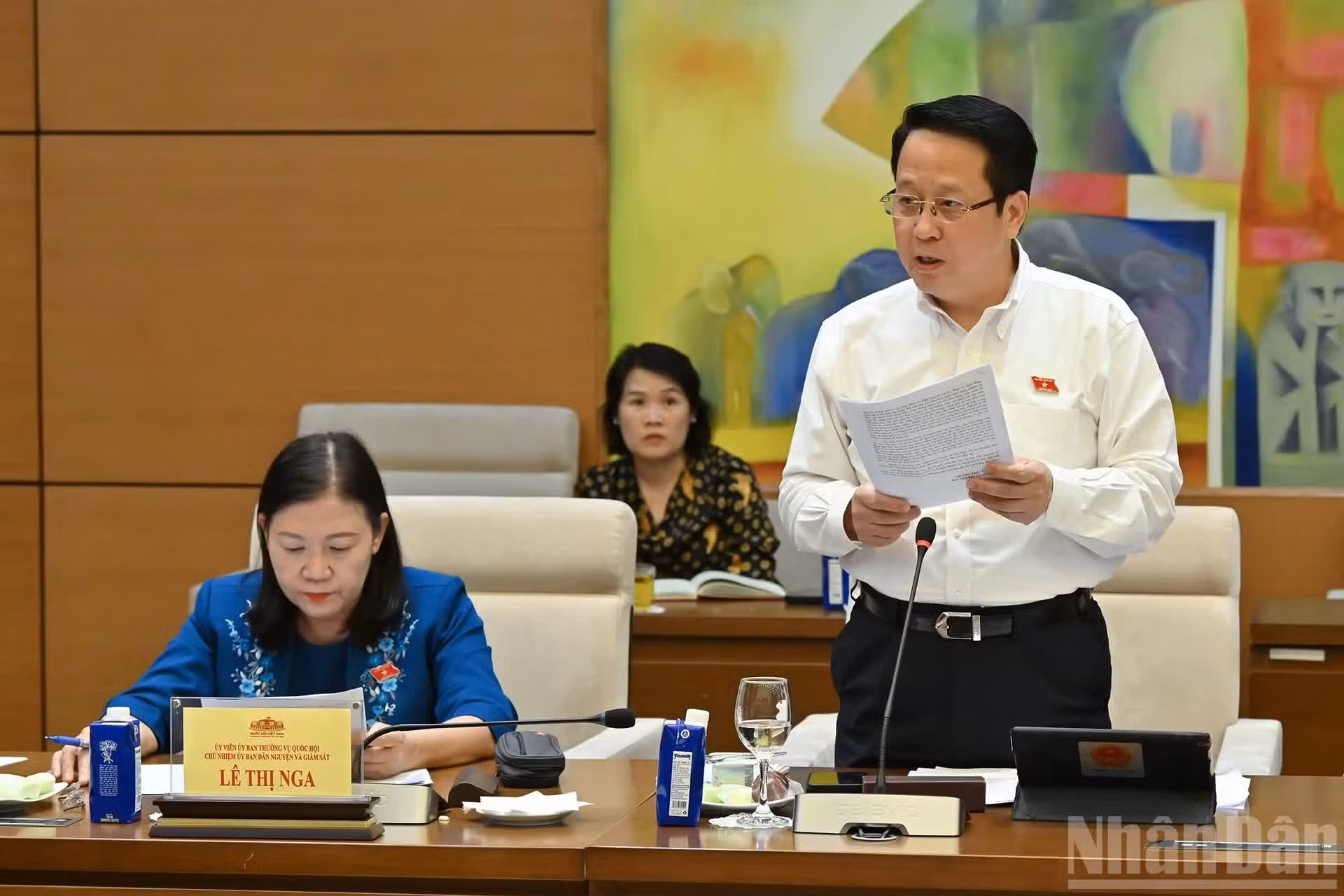 El subjefe de la Comisión de Petición Popular y Supervisión, Hoang Anh Cong, presenta un informe.
