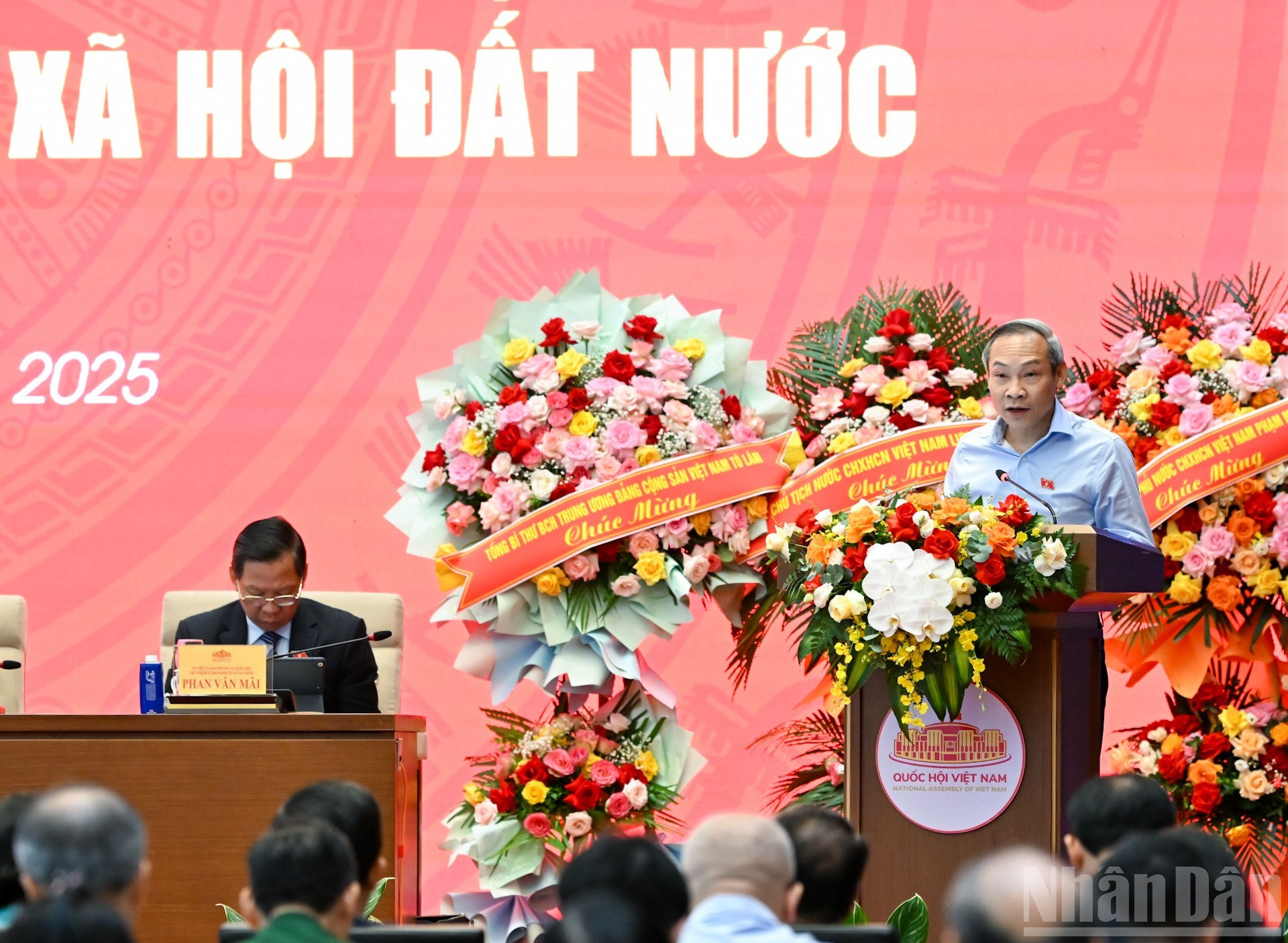 El diputado Phan Duc Hieu presenta su opinión. El diputado Phan Duc Hieu presenta su opinión.