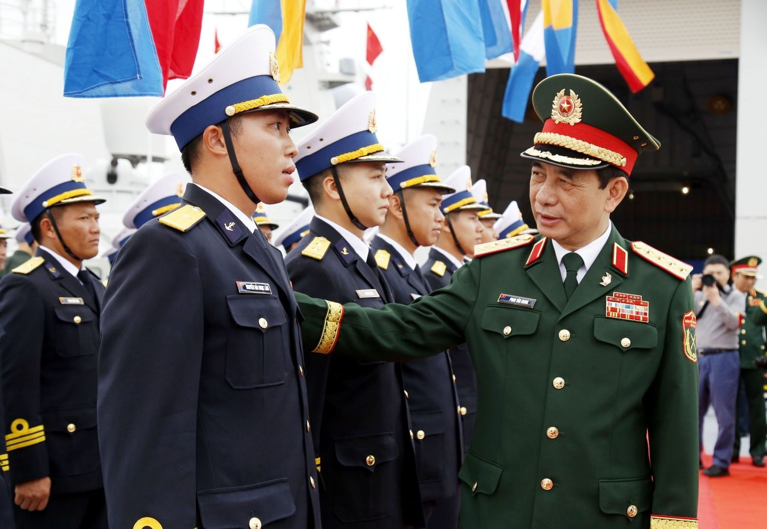 El general anima a la tripulación del buque 015 antes de zarpar hacia una misión.