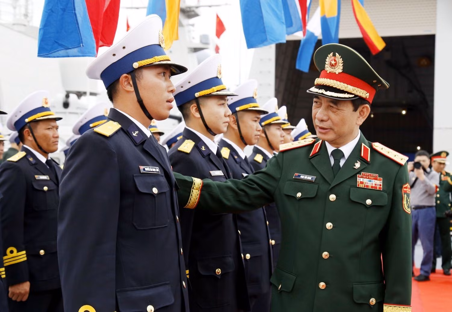 El general anima a la tripulación del buque 015 antes de zarpar hacia una misión.