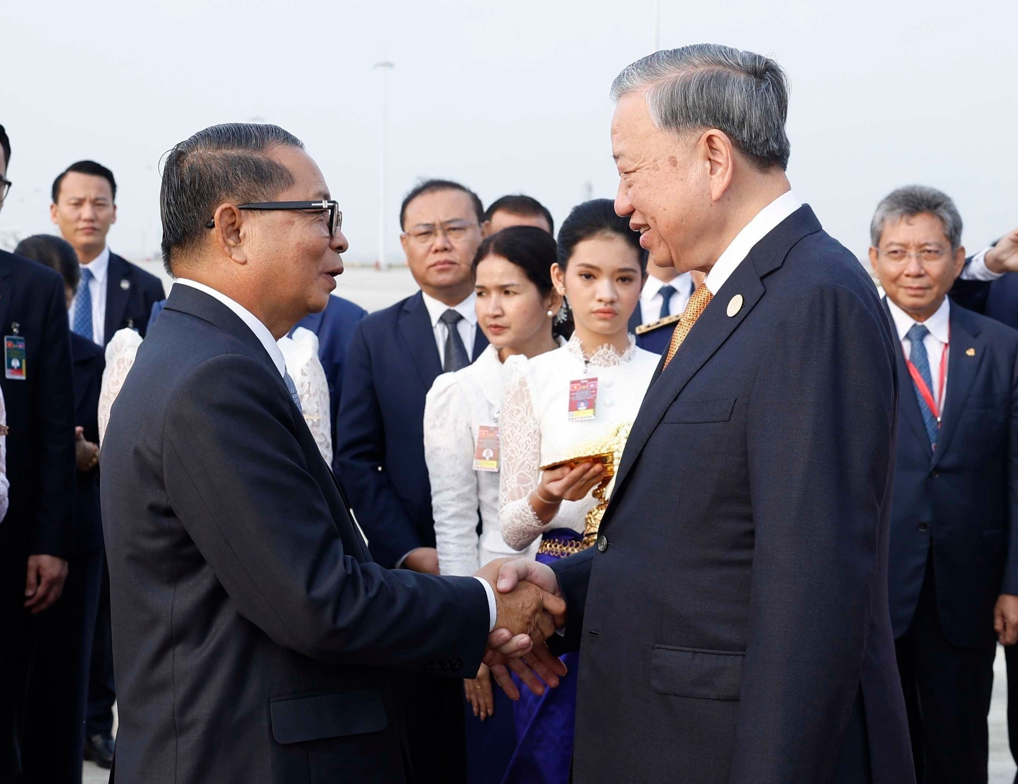En la ceremonia de recepción al máximo dirigente partidista To Lam en el aeropuerto internacional de Techo.