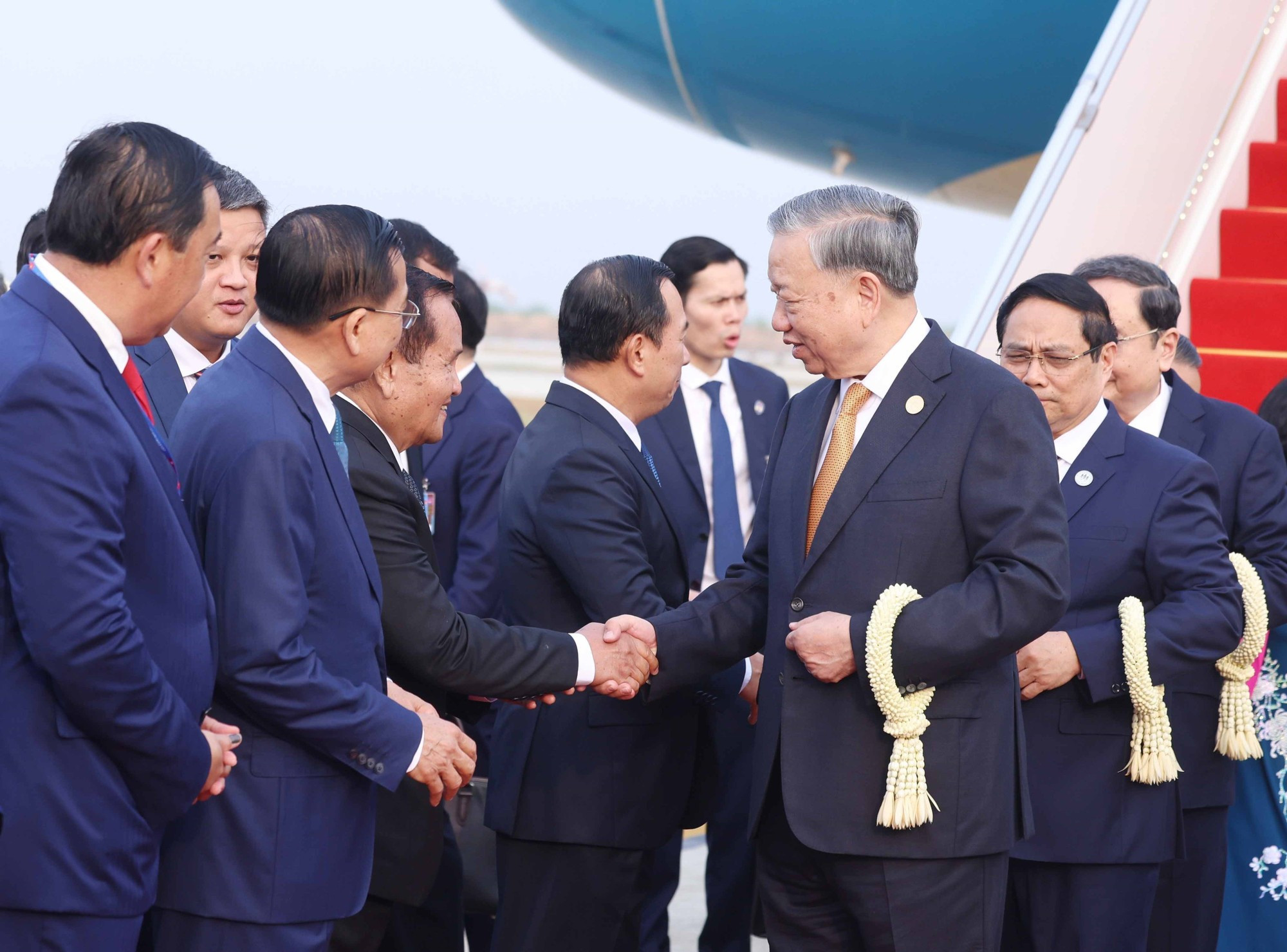 El secretario general To Lam saluda a los funcionarios camboyanos.