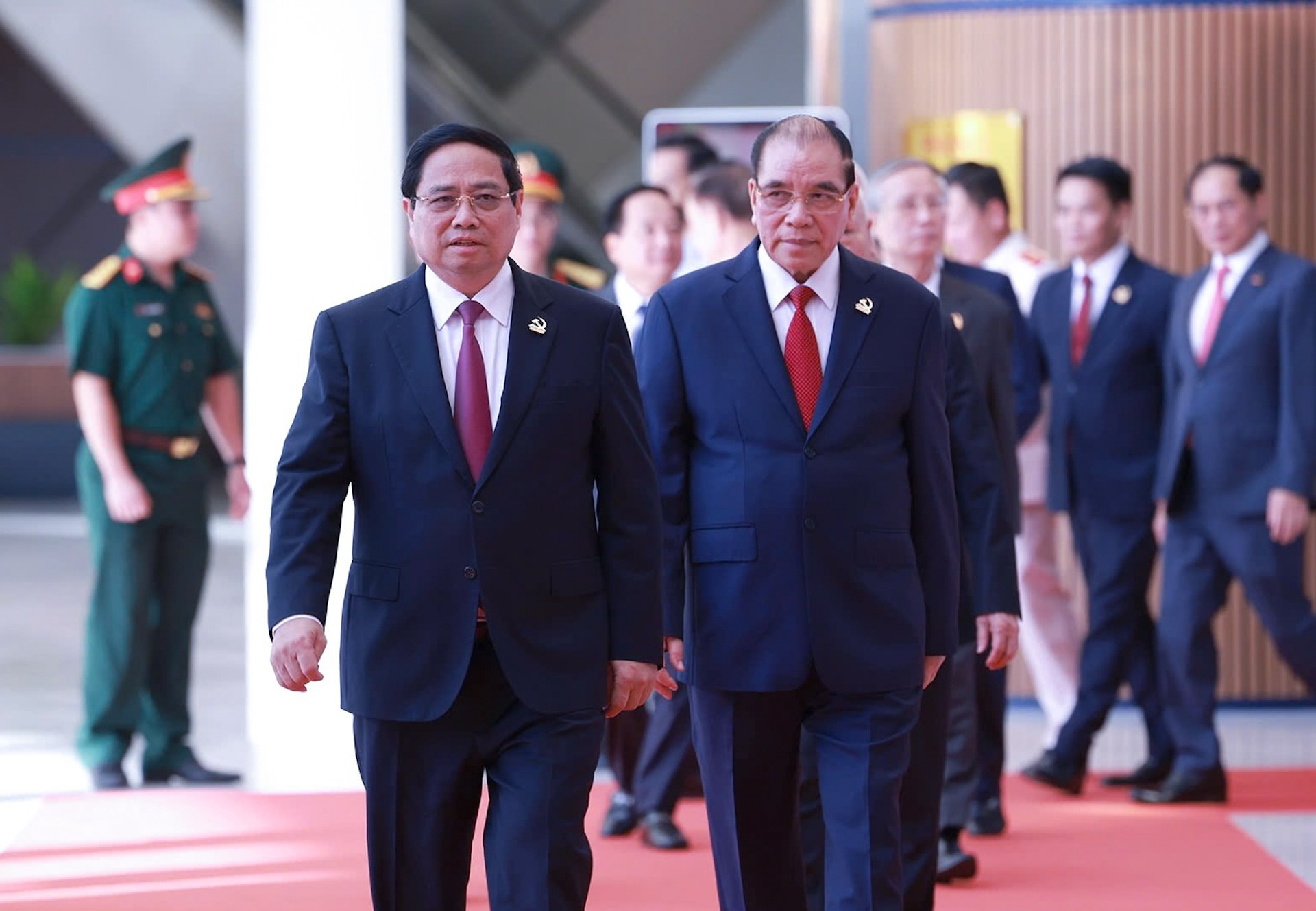 El premier Pham Minh Chinh (a la izquierda), junto con dirigentes y exlíderes del Partido y del Estado acuden a la cita.