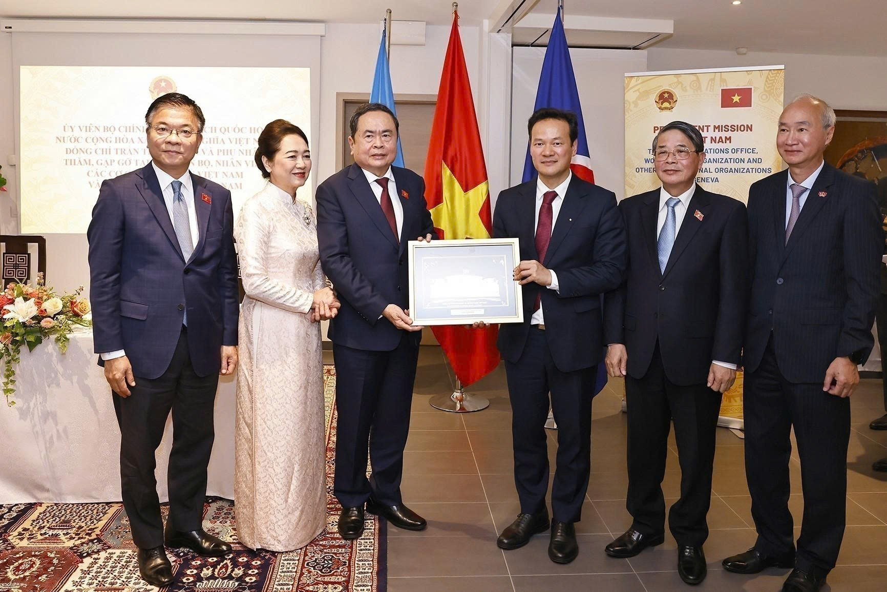 El titular de la ANV, Tran Thanh Man, entrega obsequio a la Misión de Vietnam ante las Naciones Unidas.