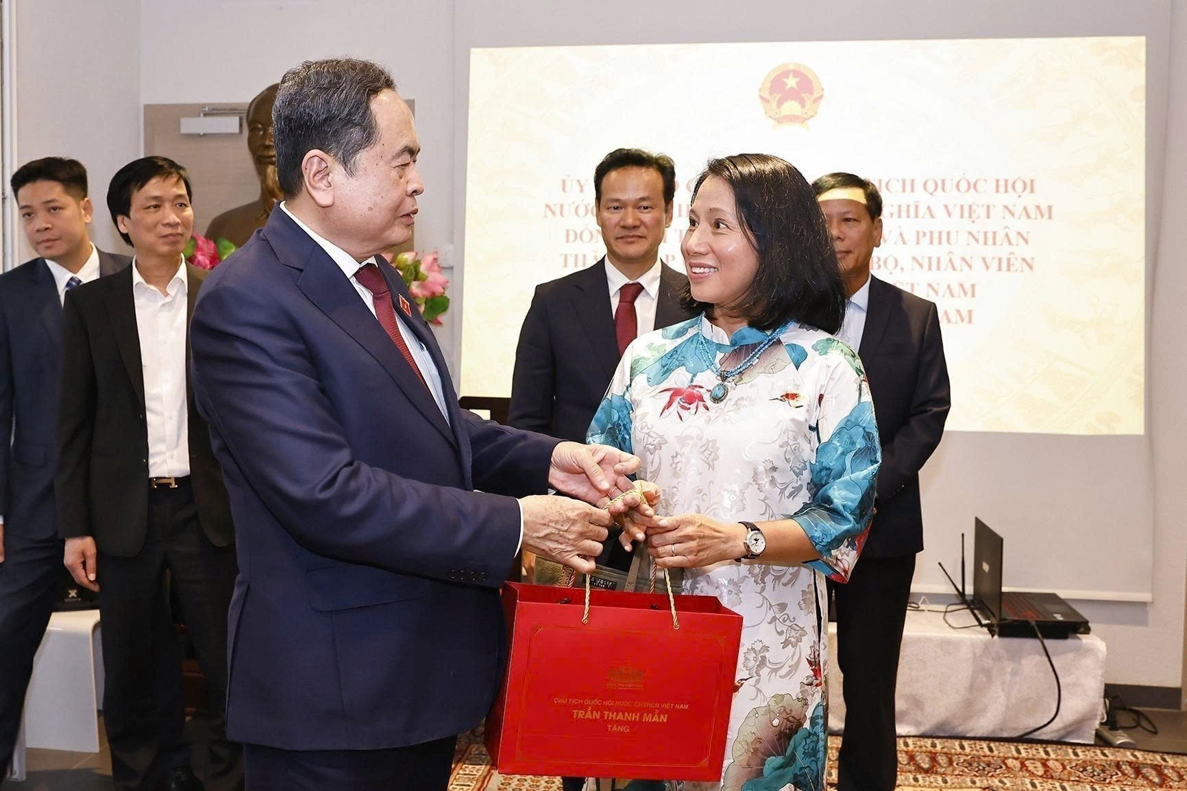 El titular de la ANV obsequia a la comunidad de compatriotas en Suiza.