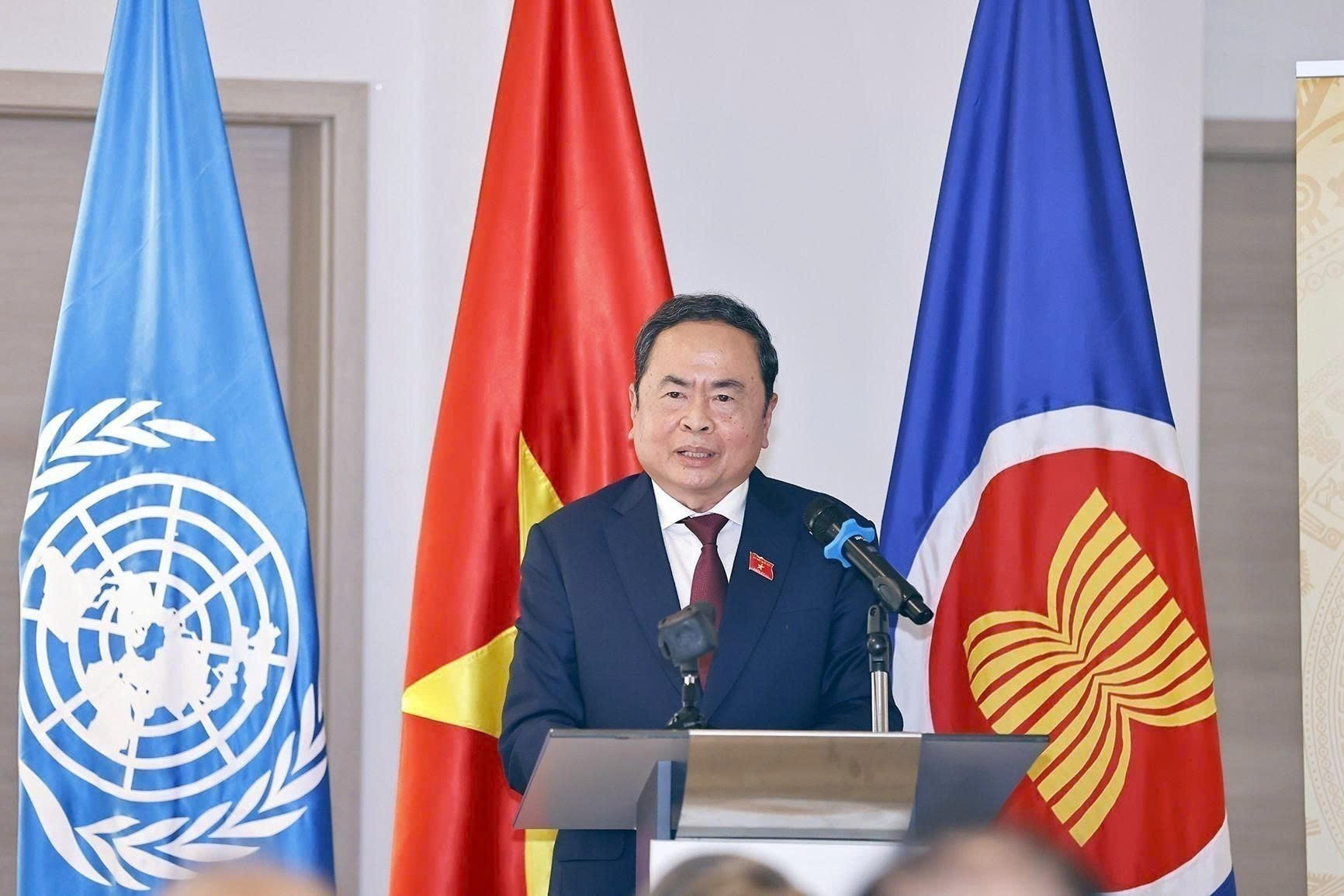 El máximo líder legislativo toma la palabra en el encuentro.