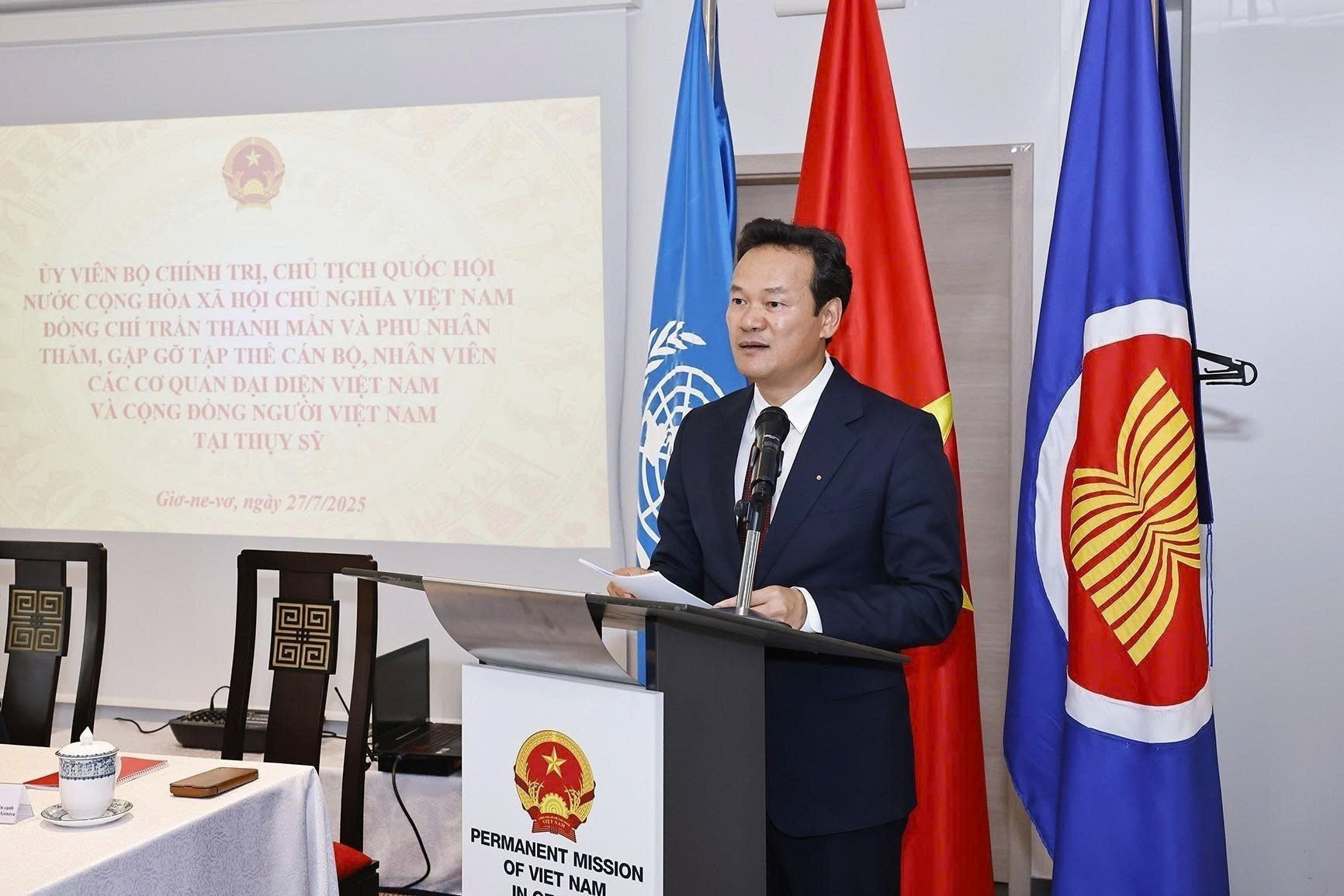 El embajador Mai Phan Dung, Jefe de la Misión Permanente de Vietnam ante las Naciones Unidas, la Organización Mundial del Comercio y otras organizaciones internacionales con sede en Ginebra, habla en la cita.