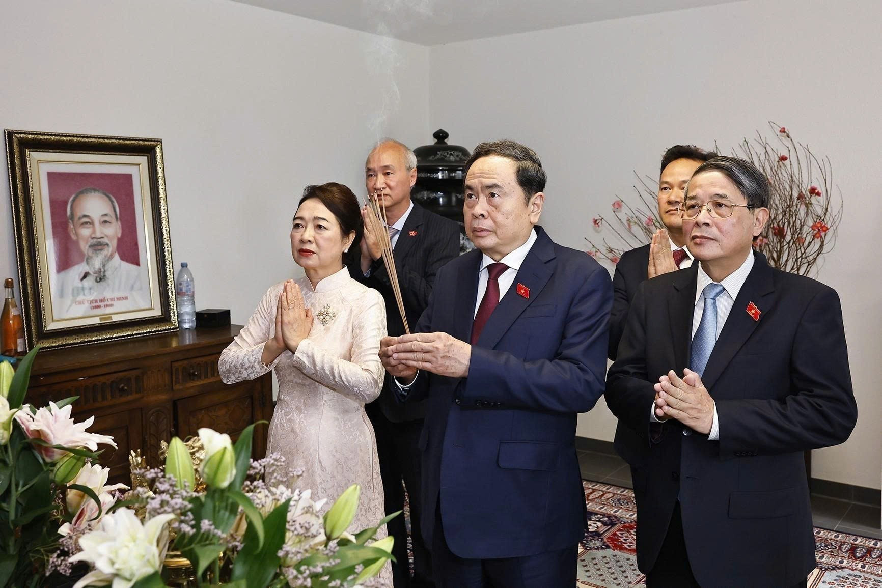 El presidente de la ANV y la delegación vietnamita rinden homenaje al Presidente Ho Chi Minh.