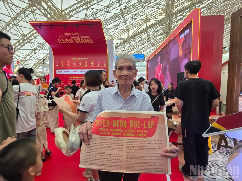 Un anciano eligió conservar el recuerdo de la exposición con un ejemplar del suplemento que lleva impresa la Declaración de Independencia del Presidente Ho Chi Minh. Un anciano eligió conservar el recuerdo de la exposición con un ejemplar del suplemento que lleva impresa la Declaración de Independencia del Presidente Ho Chi Minh.