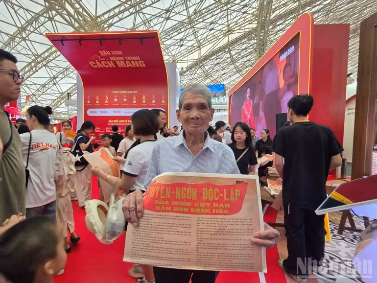 Un anciano eligió conservar el recuerdo de la exposición con un ejemplar del suplemento que lleva impresa la Declaración de Independencia del Presidente Ho Chi Minh.