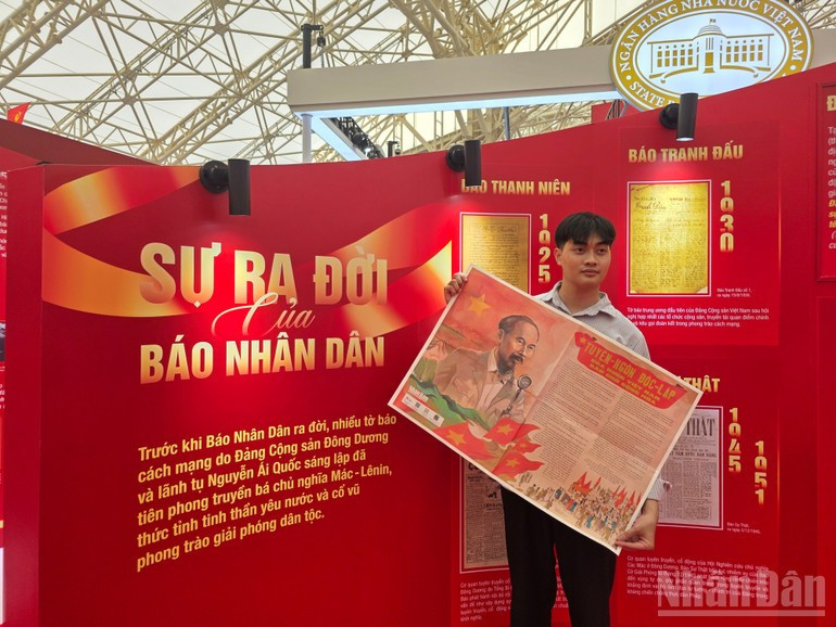 El stand del periódico Nhan Dan se ha convertido en uno de los lugares más elegidos por los visitantes para hacerse fotos. El stand del periódico Nhan Dan se ha convertido en uno de los lugares más elegidos por los visitantes para hacerse fotos.