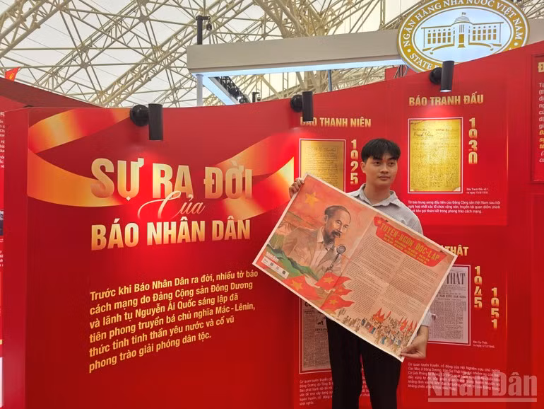 El stand del periódico Nhan Dan se ha convertido en uno de los lugares más elegidos por los visitantes para hacerse fotos.