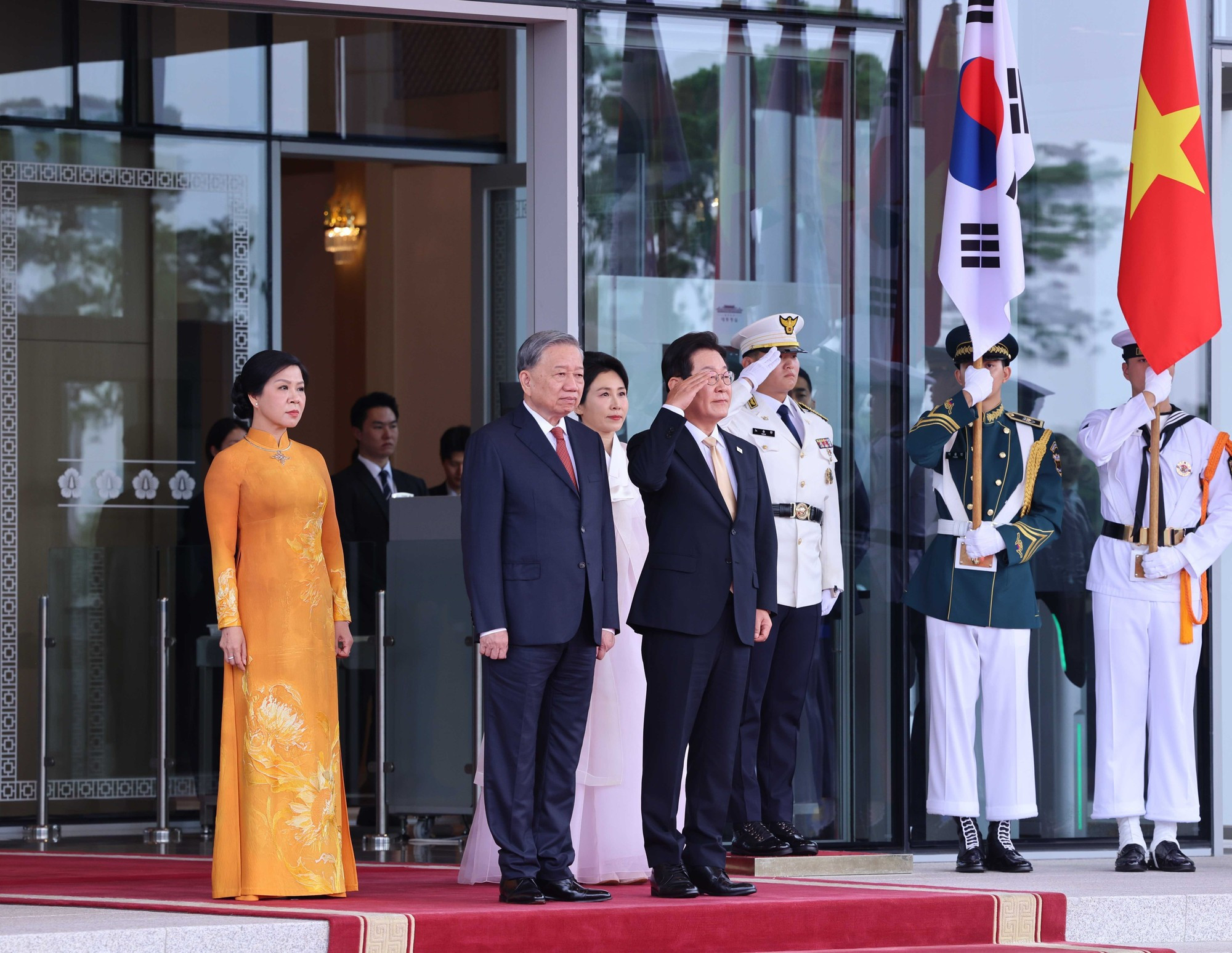Ambos dirigentes se paran el podio de honor mientras se entonan los himnos de los dos países. Ambos dirigentes se paran el podio de honor mientras se entonan los himnos de los dos países.