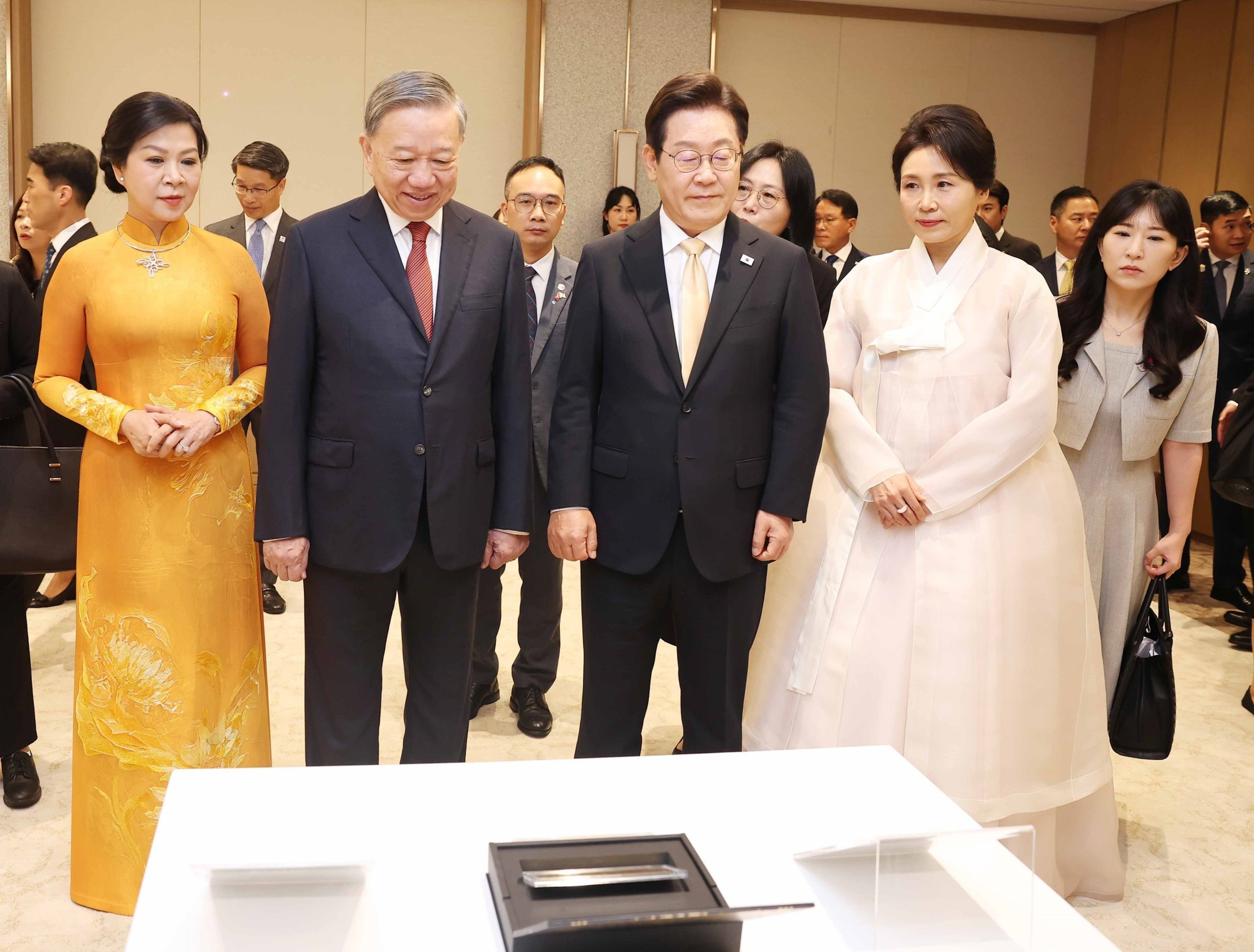 El presidente surcoreano, Lee Jae-myung, y su esposa entregan obsequios al secretario general To Lam y a su esposa. El presidente surcoreano, Lee Jae-myung, y su esposa entregan obsequios al secretario general To Lam y a su esposa.